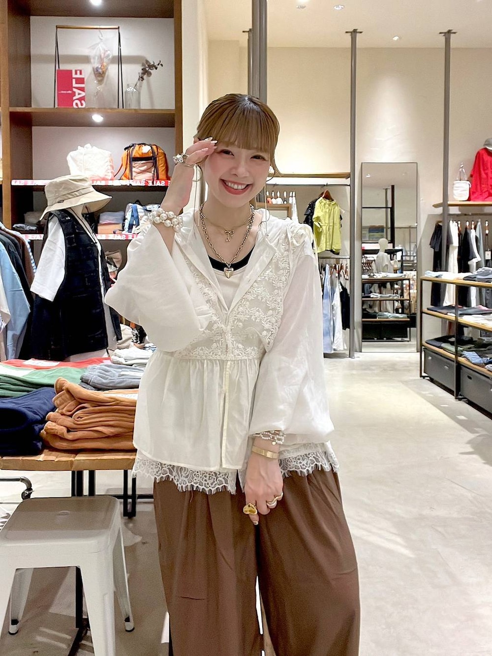 ホワイト系のシャツ/ブラウス、ホワイト系のタンクトップ、ブラウン系のその他パンツを着用したレディースの夏コーディネートの1枚目の写真