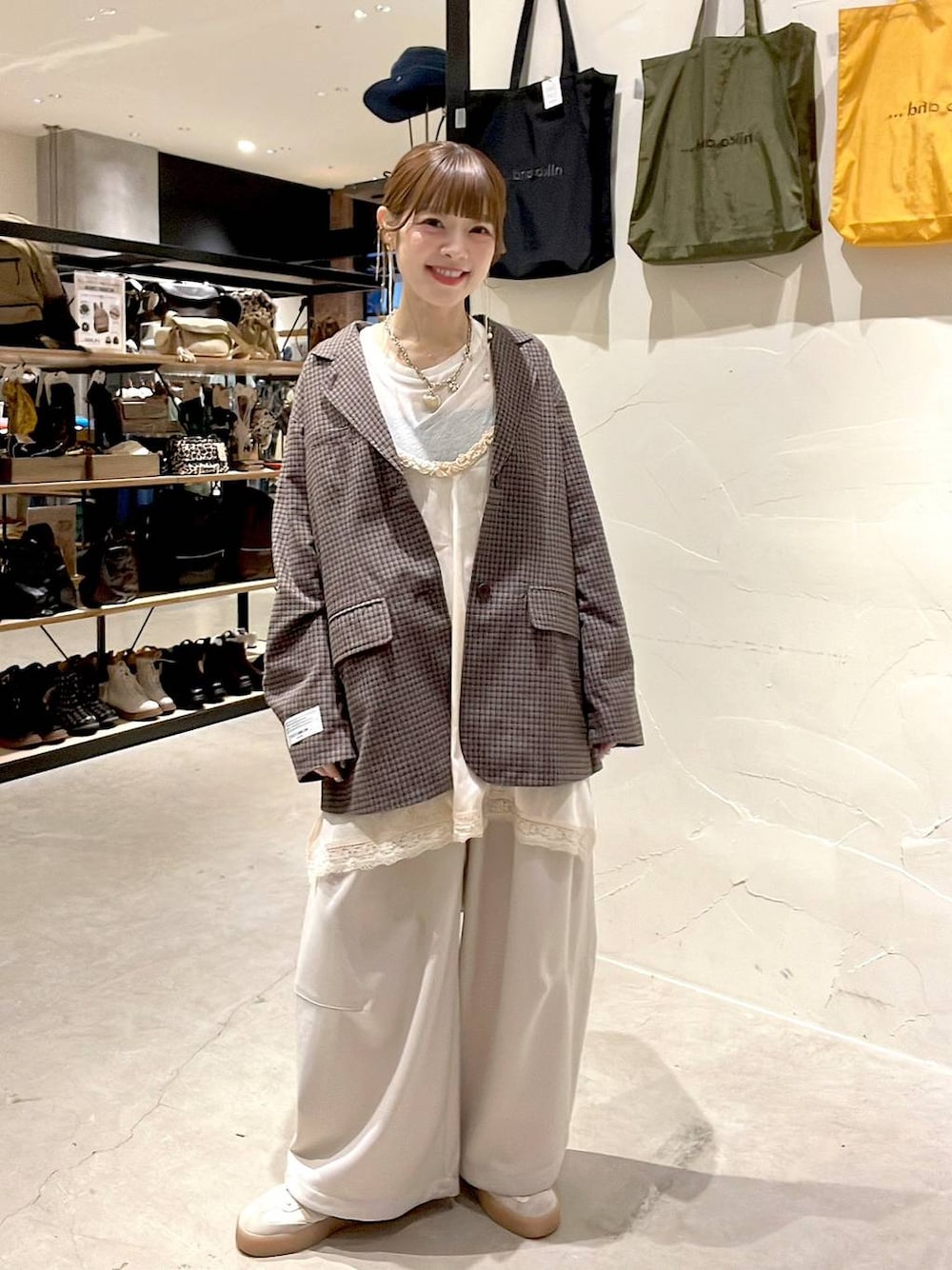 ベージュ系のその他パンツ、ベージュ系のキャミソール、ブラウン系のブルゾンを着用したレディースの秋コーディネートの1枚目の写真