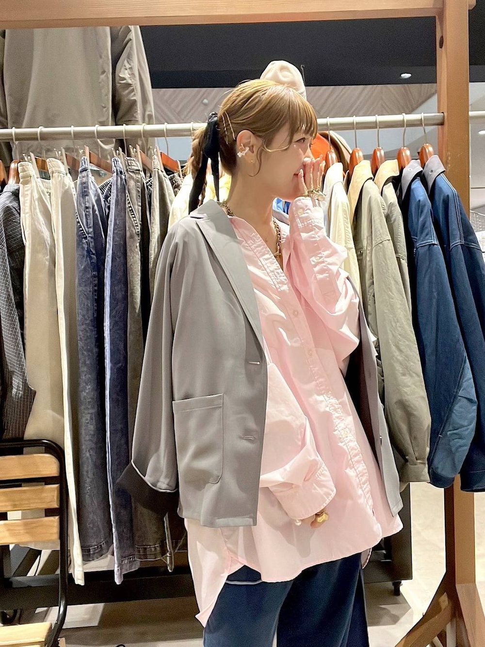 ベージュ系のスニーカー、ピンク系のシャツ/ブラウスを着用したレディースの冬コーディネートの1枚目の写真