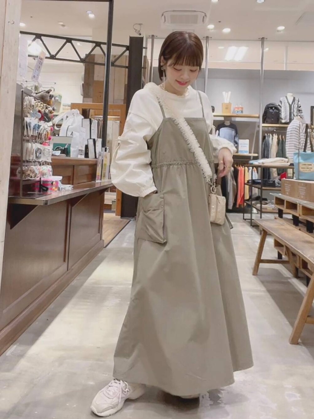 「着痩せ・細見え、体型カバー、ナチュラル、ママコーデ、カジュアル、niko and ...、春コーデ、ワンピース、キャミワンピース」｜「Me%のラメカスタムポーチサイフ 103424（コインケース、ゴールド系）」を使った、みきてぃ24さん（骨格ウェーブ・レディース・158cm）の冬コーディネートの1枚目の写真
