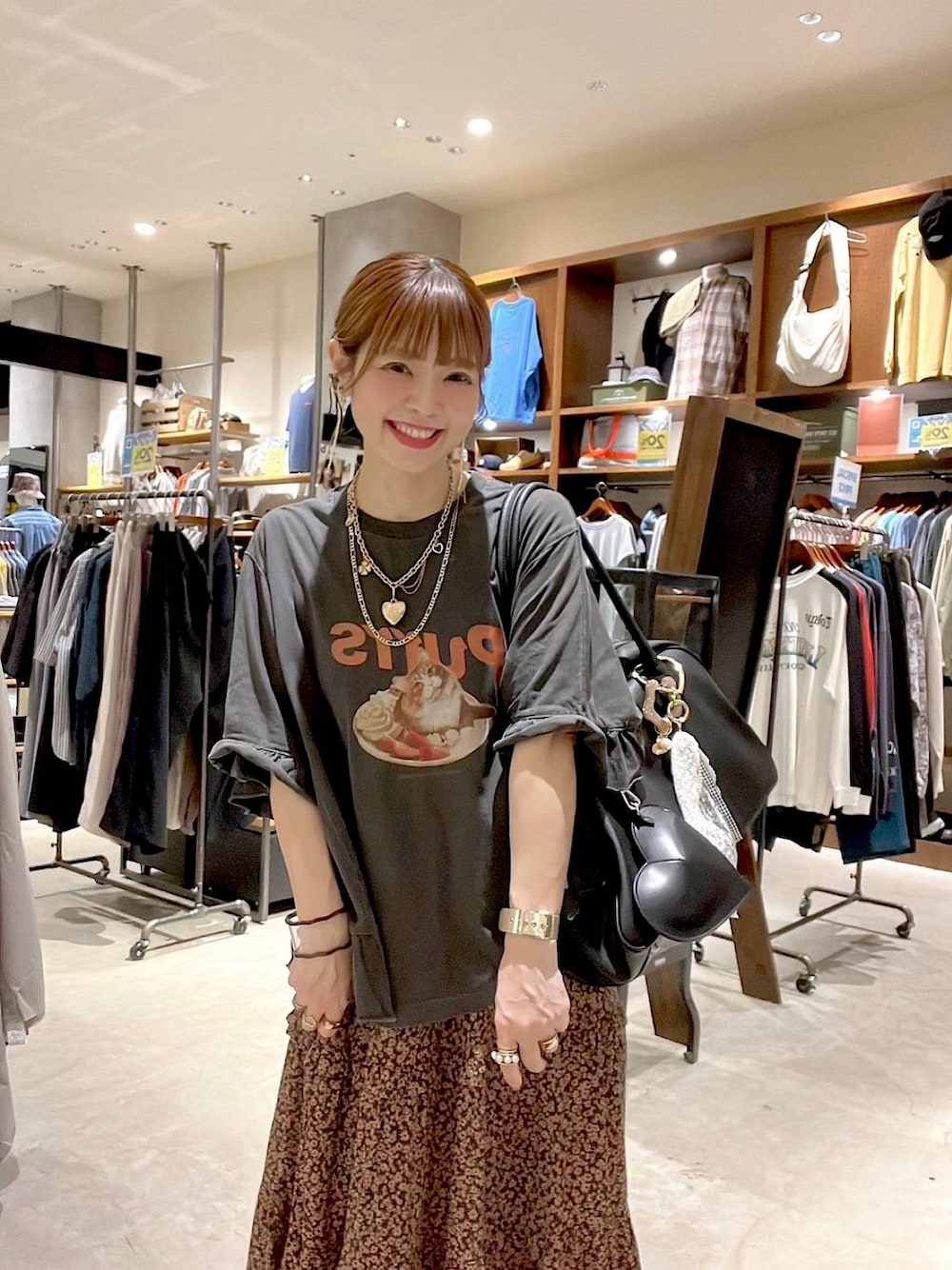 「着痩せ・細見え、体型カバー、ナチュラル、ママコーデ、春コーデ、夏コーデ、カジュアル、niko and ...、淡色コーデ、Over40スタッフ、大人カジュアル、Tシャツ、スカート、ロングスカート、ボストンバッグ」｜「eLの【eL】Large Boston Bag/288120（ショルダーバッグ、ブラック系）」を使った、みきてぃ24さん（レディース・158cm）の春コーディネートの1枚目の写真