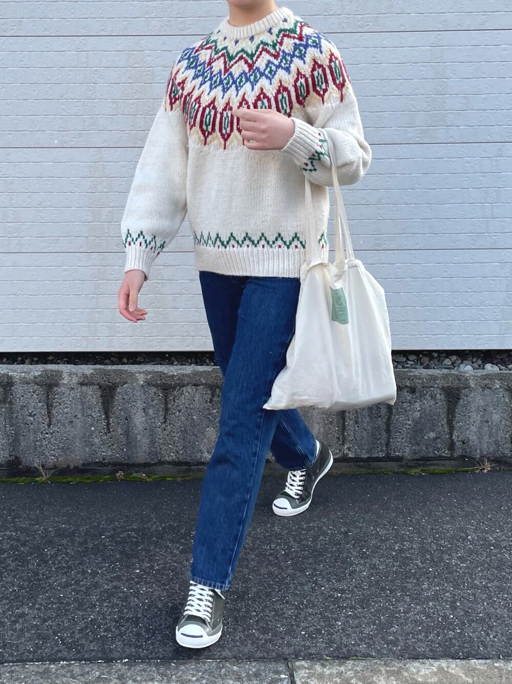 「クリスマスに着たい服、シンプルコーデ、カジュアルコーデ、ootd、ニット、ニットコーデ、古着、古着コーデ、converse、冬服、UNIQLO、UNIQLO U、ユニクロ、コンバース、ジャックパーセル」｜「UNIQLOのアイテム（デニムパンツ、ブルー系）」を使った、a_code7さん（レディース・172cm）の冬コーディネートの1枚目の写真