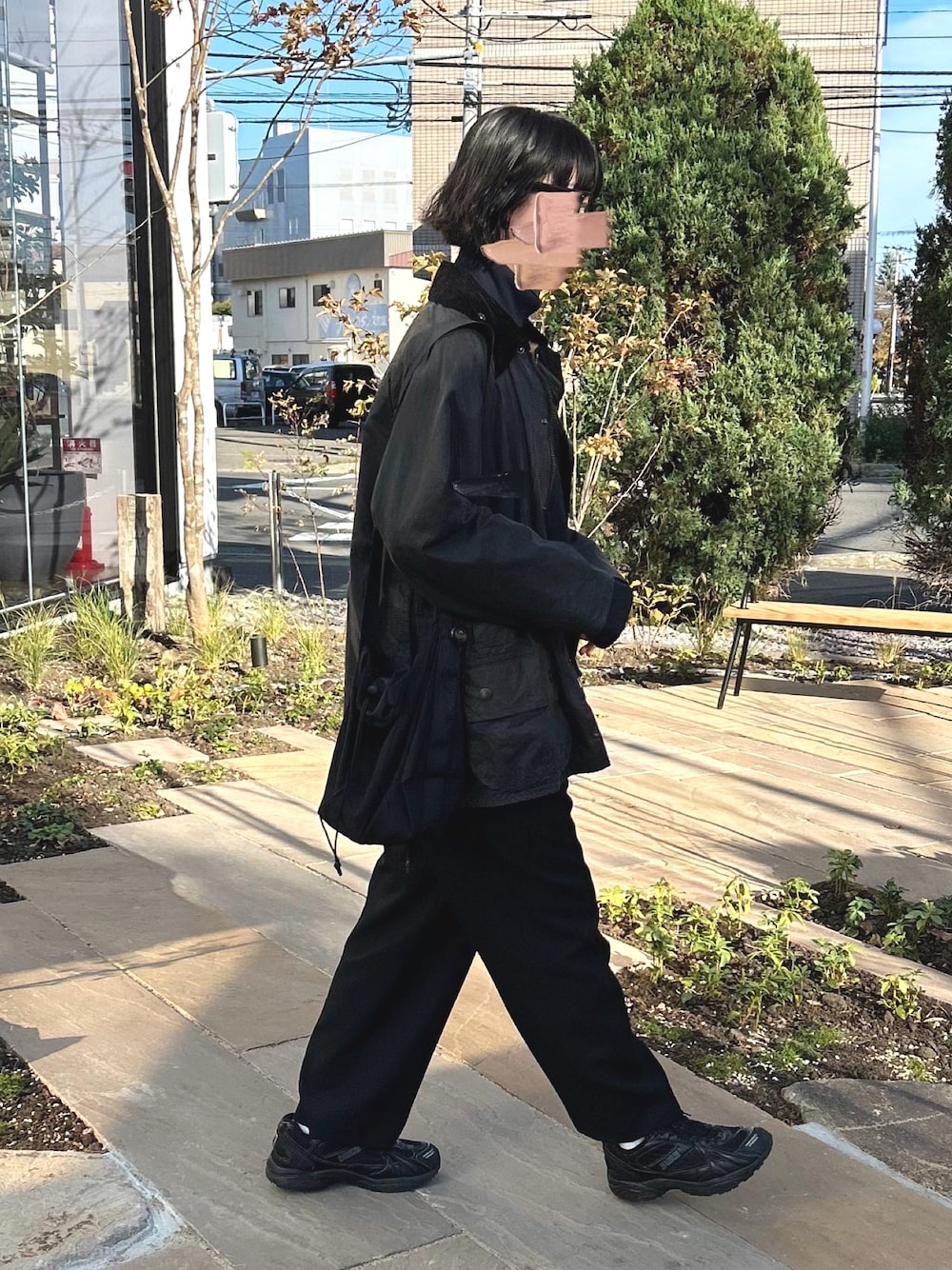 「バブアー、barbour、重ね着ベストシーズン、シンゾーン(Shinzone)、shinzone、トムボーイパンツ、軍モノ、トレーニングシューズ、オイルドジャケット、ミリタリー」｜「THE SHINZONEのTHE SHINZONE | 〈別注〉TOMBOY PANTS WOMEN（その他パンツ、ブラック系）」を使った、a_code7さん（レディース・172cm）の秋コーディネートの1枚目の写真