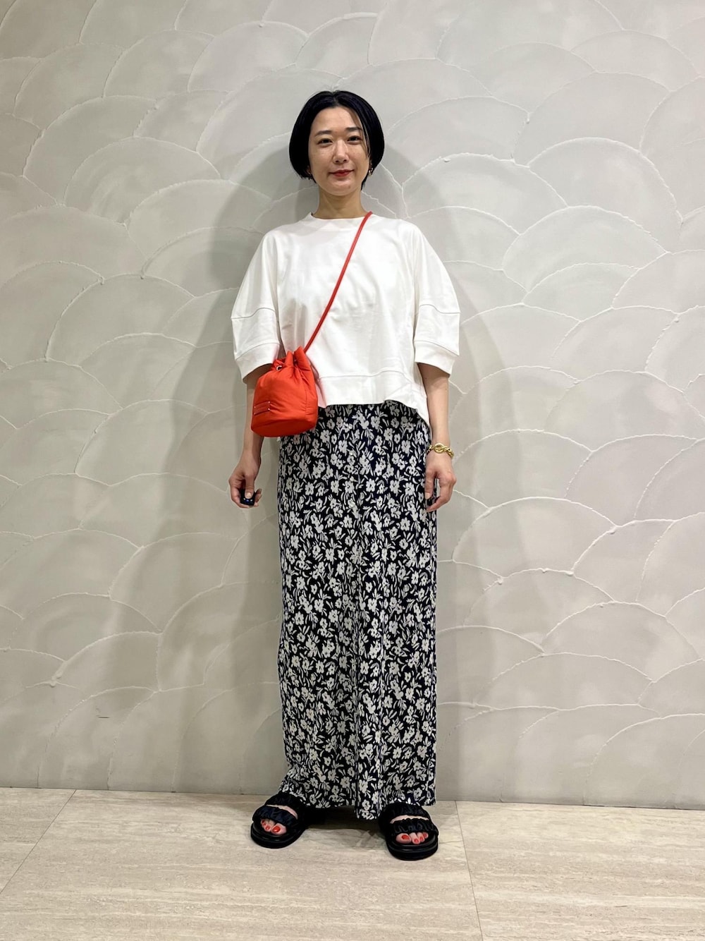 「ルミネ10％、ルミネ10％OFF、LUMINE10％OFF、LUMINE10％、ルミ10、スカート、花柄、サンダル、ADAM ET ROPÉ、FEMME、SDGs、サステナブル、骨格ナチュラル、イエベ、きれいめカジュアル」｜「ADAM ET ROPE'の巾着ミニ2WAYバッグ（ショルダーバッグ、レッド系）」を使った、michiko.iさん（レディース・160cm）の春コーディネートの1枚目の写真