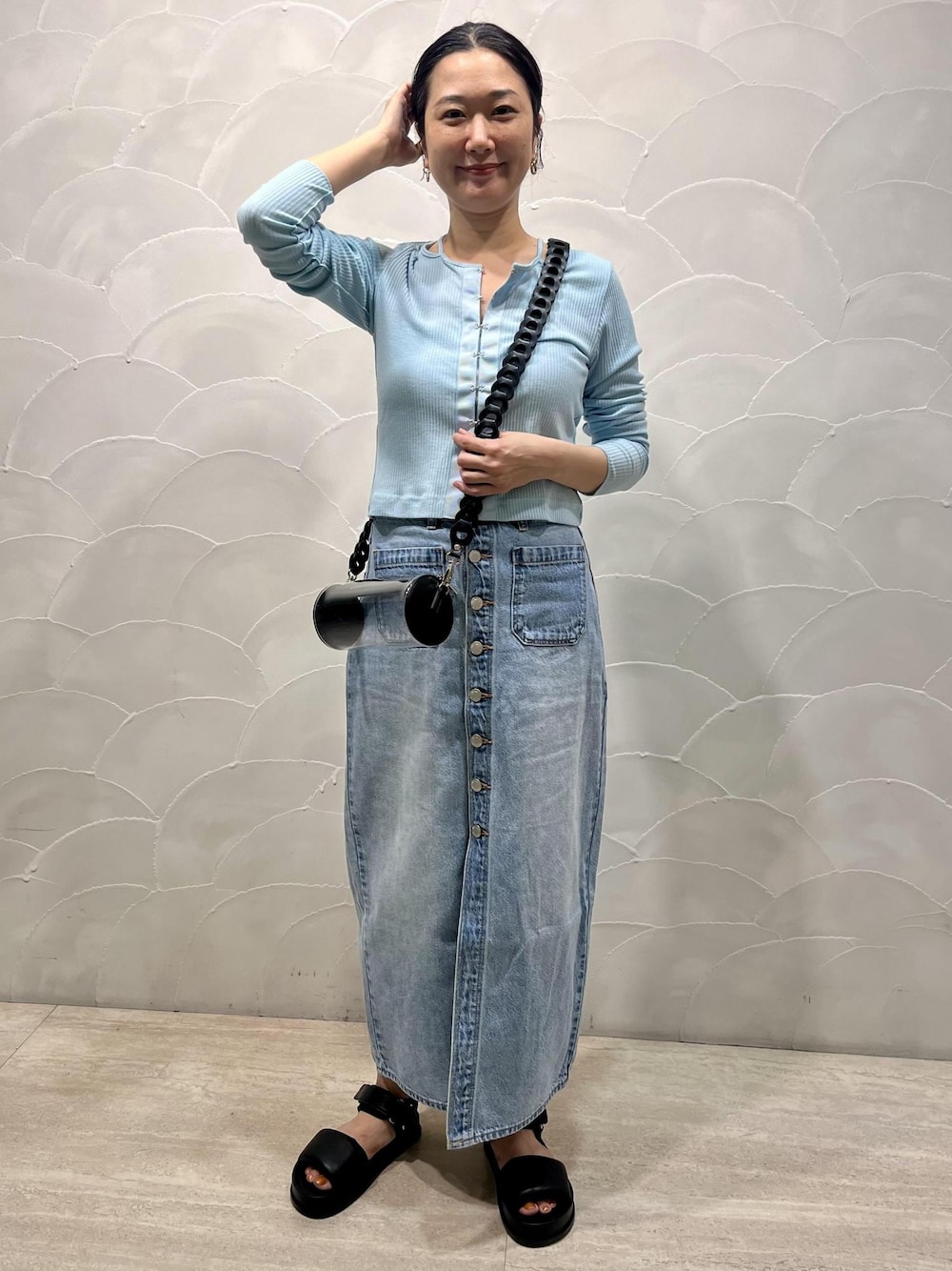 「ADAM ET ROPÉ、FEMME、SDGs、サステナブル、骨格ウェーブ、イエベ、カジュアル、大人カジュアル、フェミニン、春コーデ、夏コーデ、春ファッション、夏ファッション、ワントーン、ペールカラー」｜「ROLLA'Sの【ROLLA'S(ローラス)】SAILOR SKIRT LYOCELL BLUE（デニムスカート、ブルー系）」を使った、michiko.iさん（レディース・160cm）の夏コーディネートの1枚目の写真