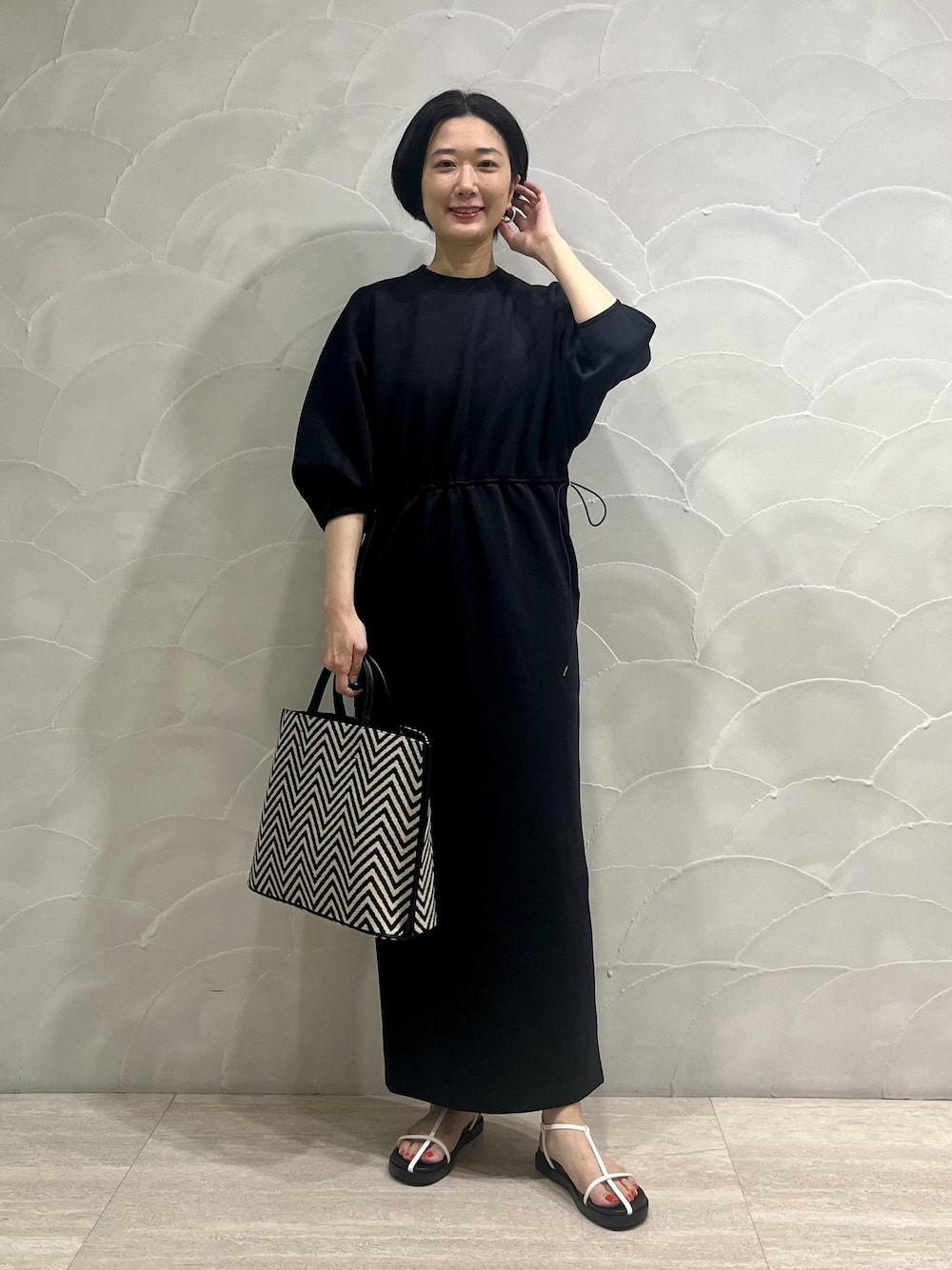 「ワンピース、ルミ10、ルミネ10%、ルミネ10%OFF、LUMINE10%OFF、LUMINE10%、ADAM ET ROPÉ、FEMME、サステナブル、骨格ナチュラル、イエベ、カジュアル、大人カジュアル、モード、仕事着」｜「ADAM ET ROPE'のナロークロスストラップスポサン（サンダル、ホワイト系）」を使った、michiko.iさん（レディース・160cm）の春コーディネートの1枚目の写真