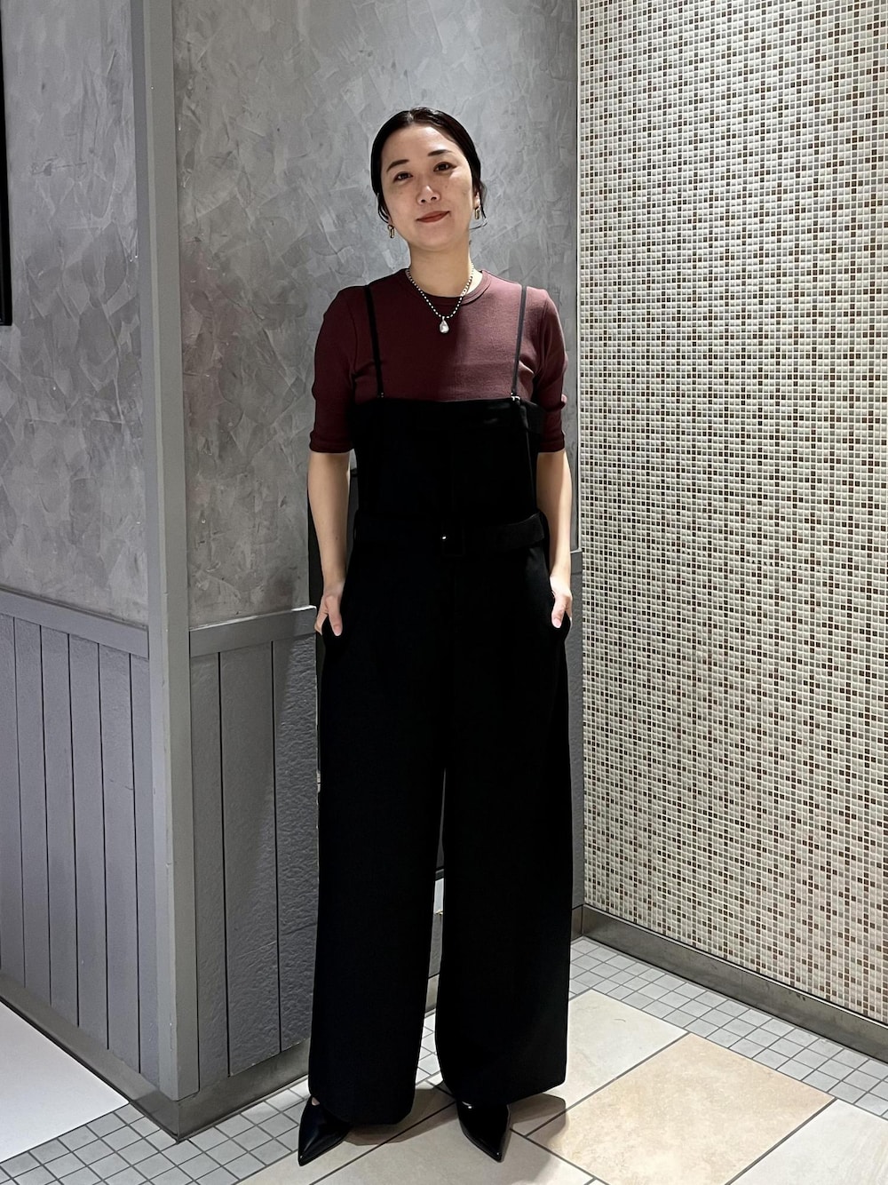 「初秋コーデ、秋コーデ、お仕事コーデ、デートコーデ、お出かけコーデ、女子会コーデ、大人カジュアル、カジュアルコーデ」｜「ADAM ET ROPE'のウエッジヒールストラップミュール（パンプス、ブラック系）」を使った、michiko.iさん（レディース・160cm）の秋コーディネートの1枚目の写真