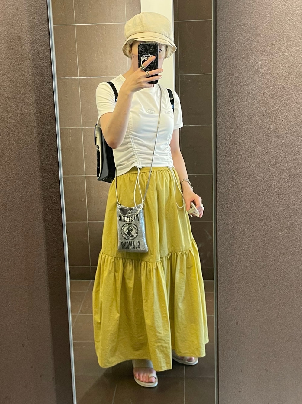 「ロングスカート、白Tシャツ、ポシェット、リュック、おしゃれさんと繋がりたい、着回しコーデ、ゆるコーデ、サンダル、ハット、夏服」｜「ingのアイテム（スカート、イエロー系）」を使った、pikapomさん（レディース・160cm）の夏コーディネートの1枚目の写真