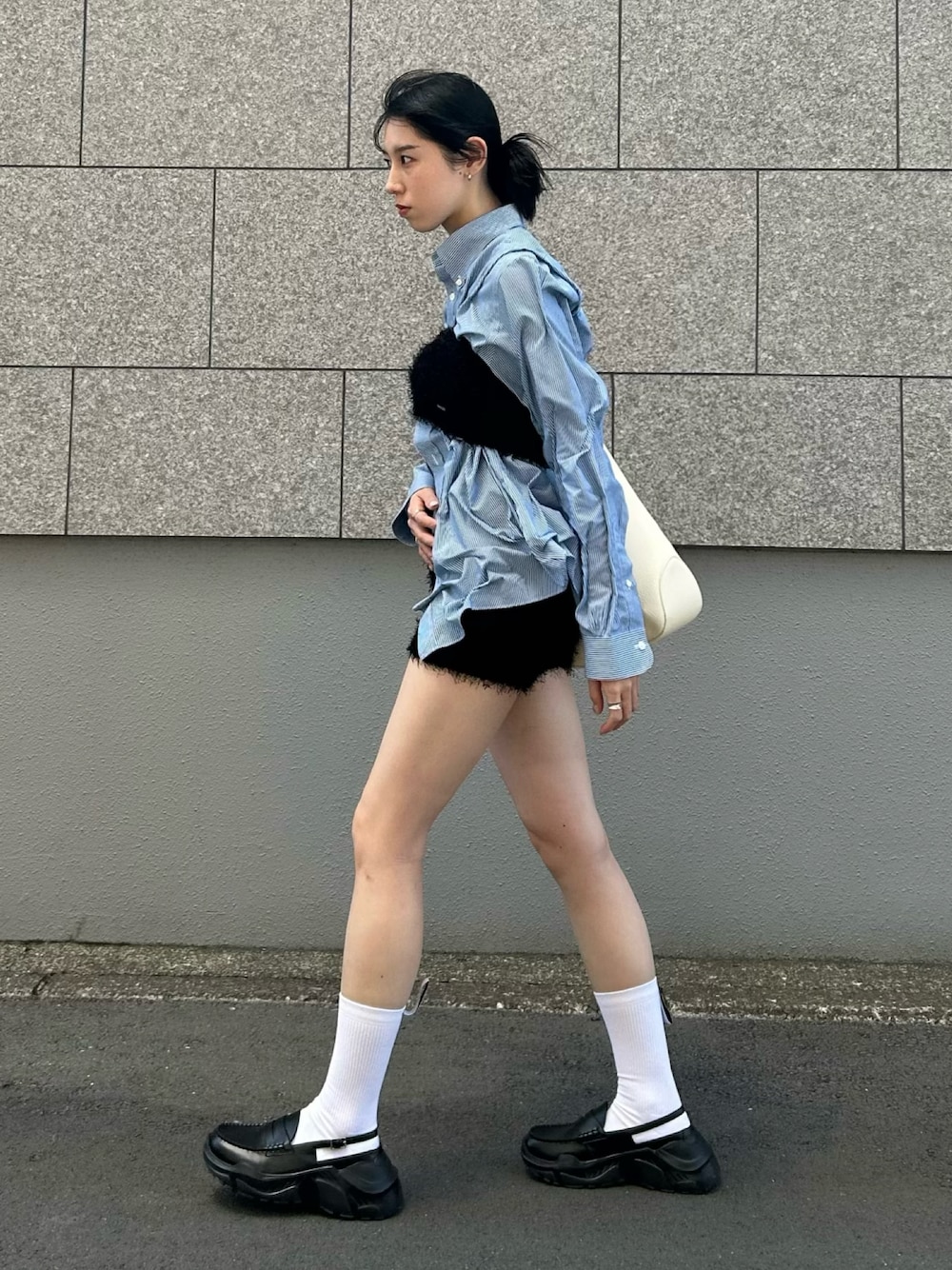 「レイヤードスタイル、シャツ好き集まれ、お出かけコーデ、春夏コーデ、大人女子、きれいめカジュアル、シンプル、骨格ストレート、シンプルコーデ、厚底シューズ、大人カジュアル、高身長女子、シャツコーデ、ショートパンツ、あべのキルフク」｜「usedのアイテム（シャツ/ブラウス、ブルー系）」を使った、abe さん（骨格ストレート・レディース・165cm）の夏コーディネートの1枚目の写真