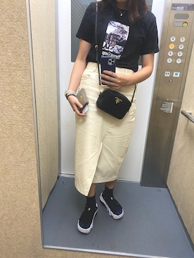 「PRADA（プラダ）のアイテム」を使った、りさるるさん（レディース・168cm）の秋コーディネート