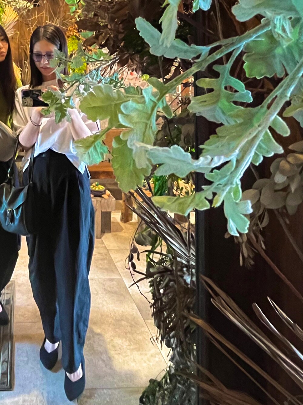 「プチプラ、シャツ好き集まれ、初夏コーデ、大人コーデ、春夏コーデ、パンツスタイル、おでかけコーデ、きれいめカジュアル、ラフコーデ、シンプルコーデ、モノトーン、ラクチンコーデ」｜「IL BISONTEのアイテム（ショルダーバッグ、グレー系）」を使った、Chi_toさん（レディース・164cm）の夏コーディネートの1枚目の写真