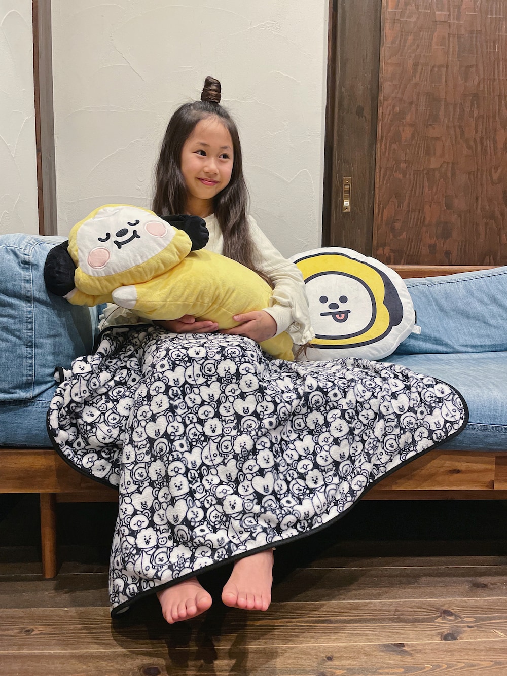 「BT21、chimmy、抱き枕、クッション、stayhome、ブランケット、おうち時間」｜「BT21の【BT21】フェイスプリントクッション（クッション/クッションカバー、イエロー系）」を使った、nikoさん（キッズ・127cm）の冬コーディネートの1枚目の写真