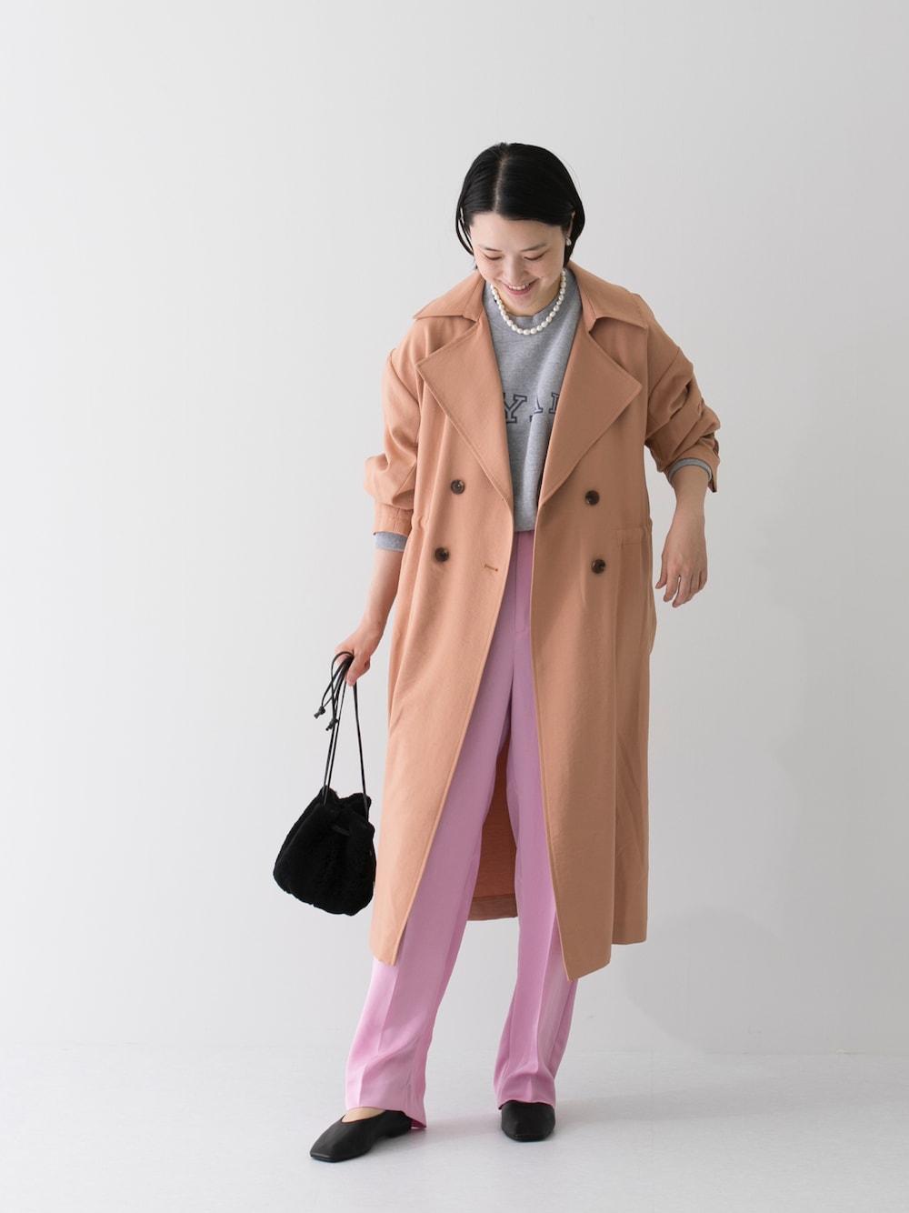「大人カジュアル、パンツスタイル、トレンチコート、秋冬コーデ、カラーパンツ、スウェット、パールネックレス、フラットシューズ、ミニバッグ、ラクチンコーデ」｜「URBAN RESEARCHの【撥水加工付き】ウエストドロストトレンチコート（トレンチコート、オレンジ系）」を使った、オオノさん（レディース・162cm）の秋コーディネートの1枚目の写真