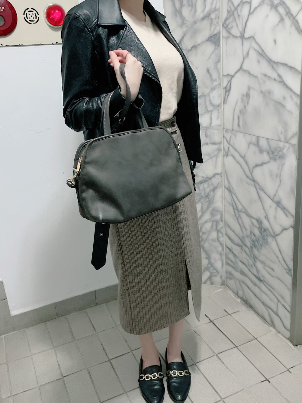 グレー系のバッグを着用したレディースの春コーディネートの1枚目の写真