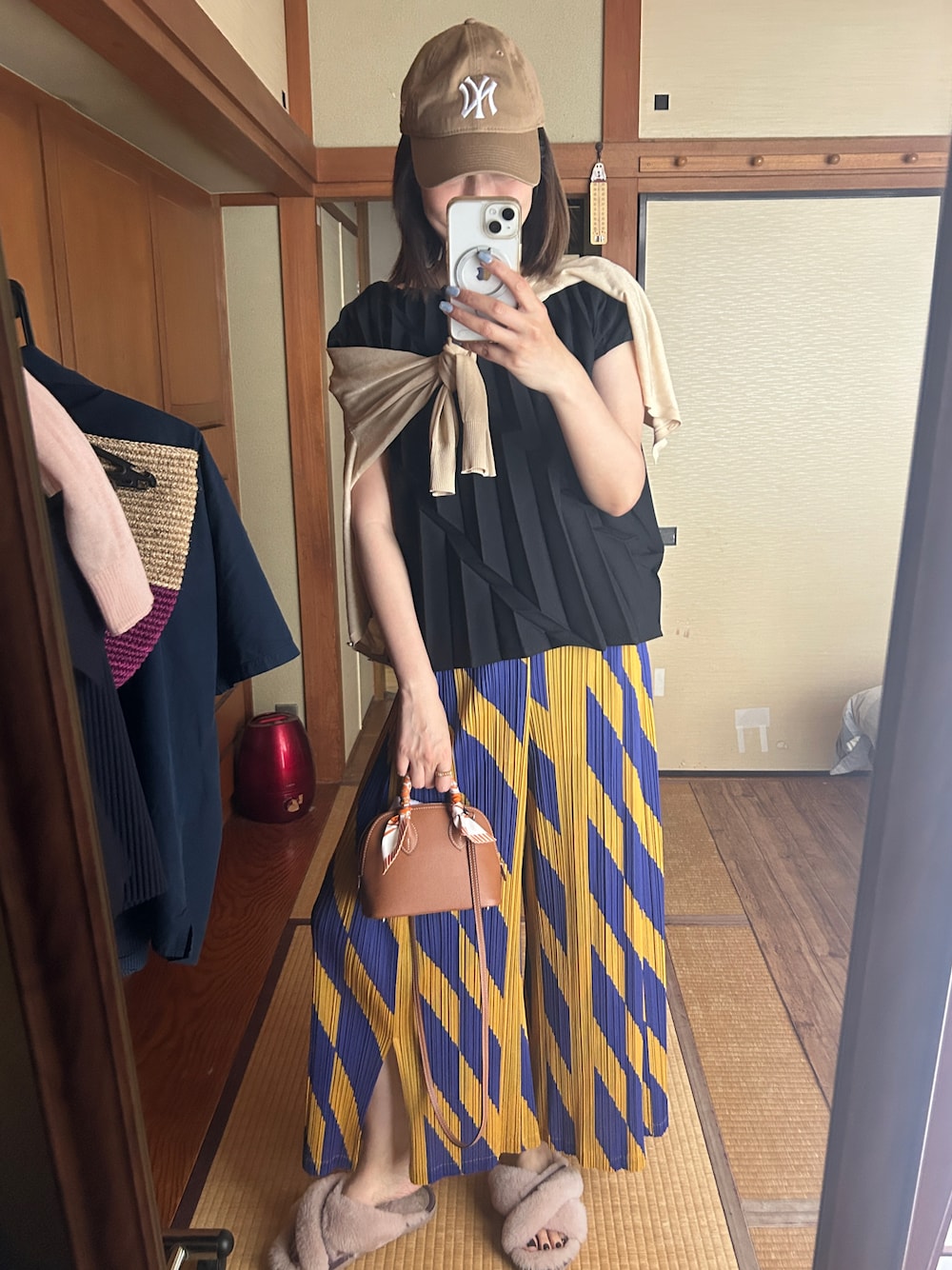 「HERMESのアイテム（ショルダーバッグ、ブラウン系）」を使った、yoyoさん（骨格ナチュラル・レディース・168cm）の春コーディネートの1枚目の写真