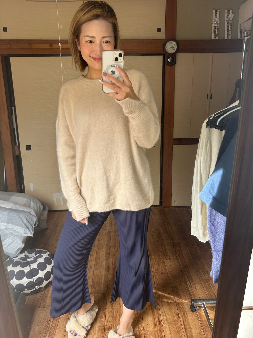 「IENAのfluffyファープルオーバー（ニット/セーター、ベージュ系）」を使った、yoyoさん（レディース・168cm）の秋コーディネートの1枚目の写真