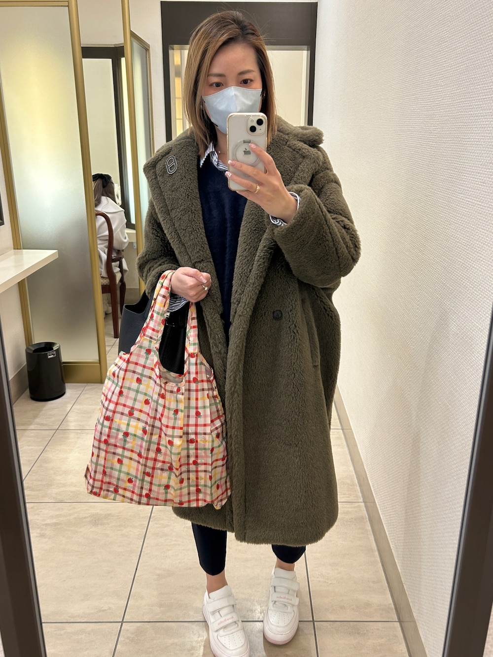 「Max Maraのアイテム（ジャケット/アウター、ブラウン系）」を使った、yoyoさん（レディース・168cm）の冬コーディネートの1枚目の写真