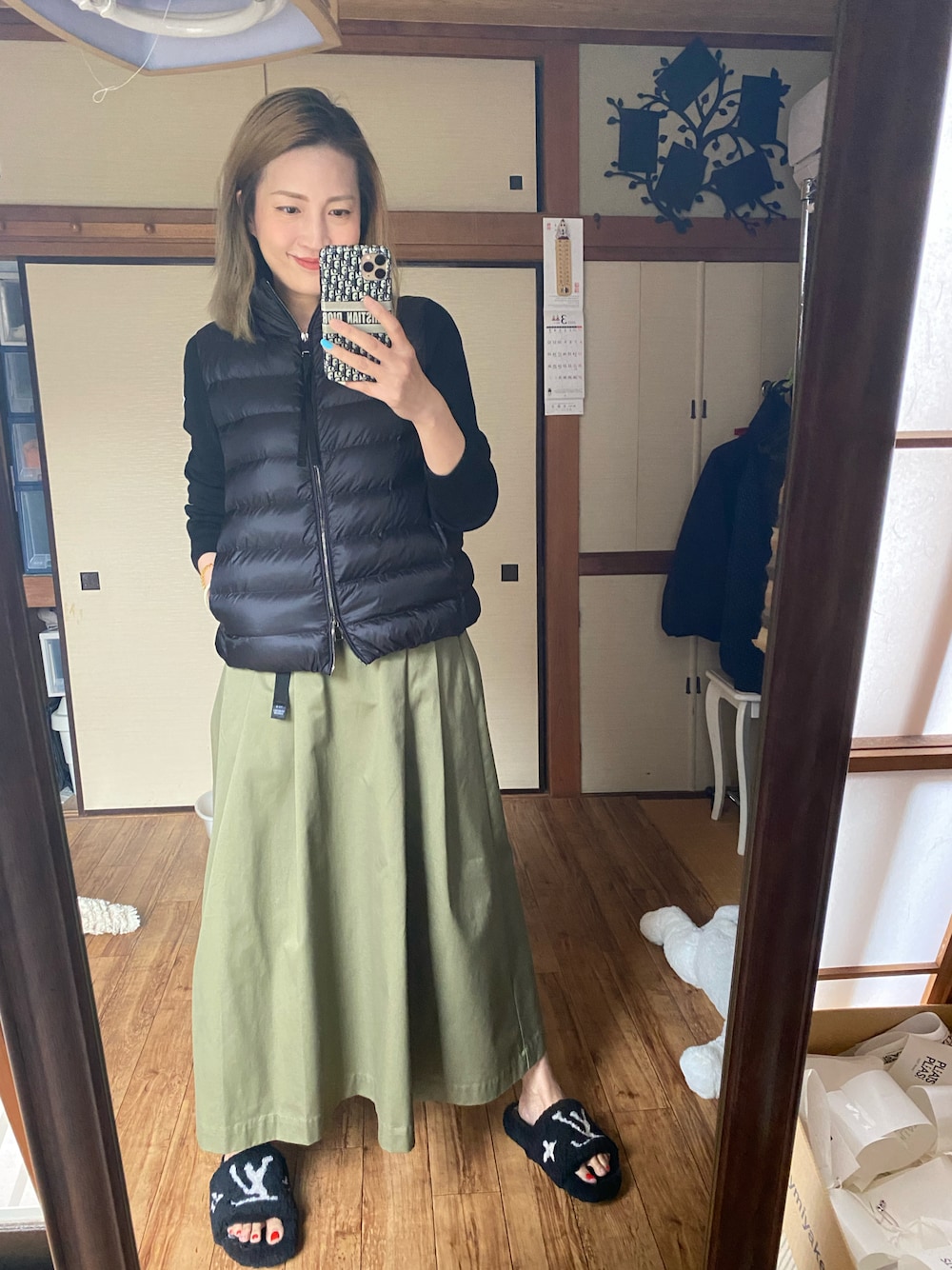 「MONCLERのアイテム（ノーカラージャケット、ブラック系）」を使った、yoyoさん（レディース・168cm）の春コーディネートの1枚目の写真