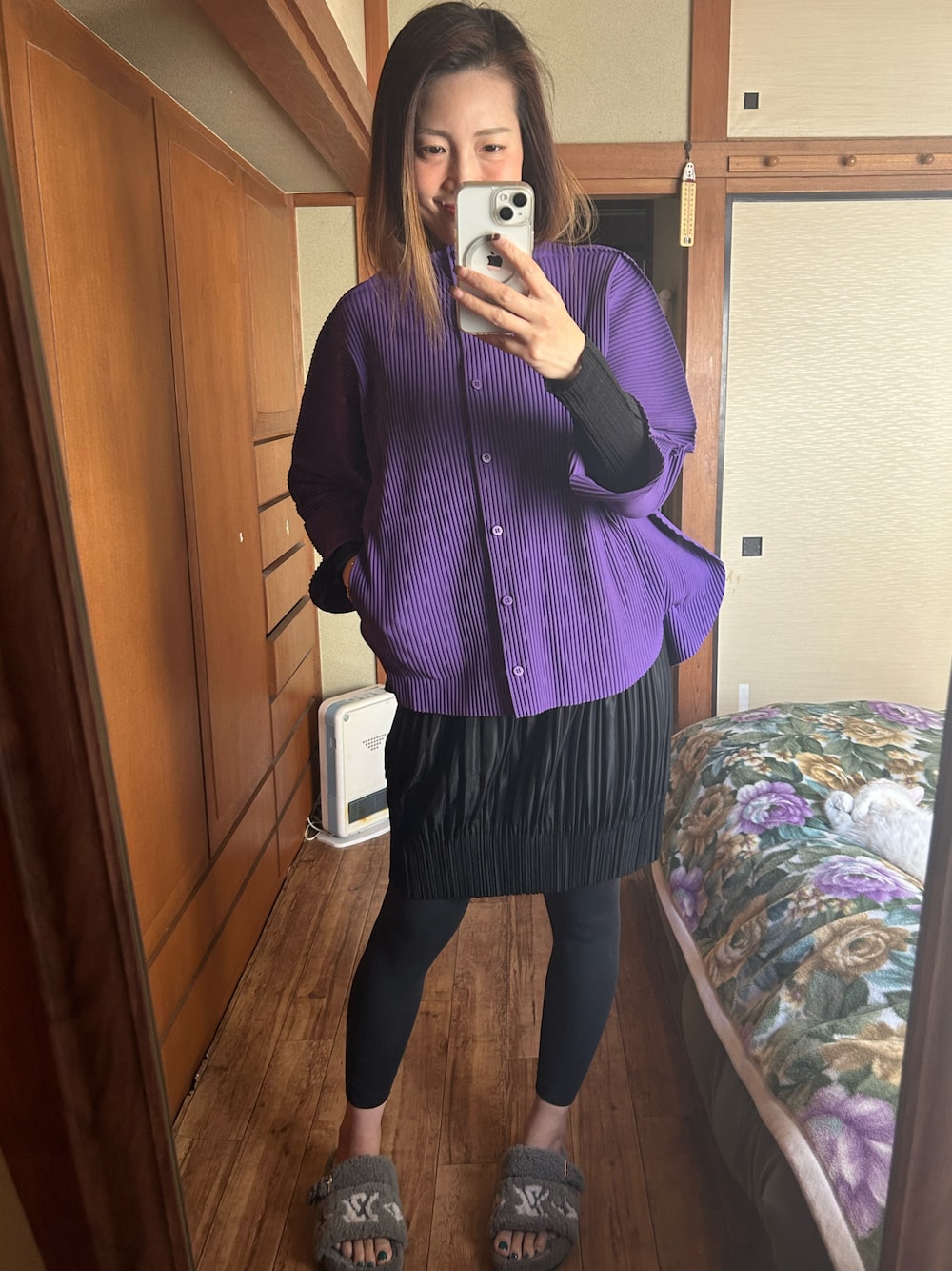 「ISSEY MIYAKEのアイテム（カーディガン/ボレロ、パープル系）」を使った、yoyoさん（レディース・168cm）の冬コーディネートの1枚目の写真
