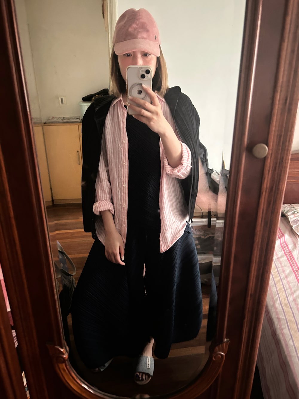 「PLEATS PLEASEのアイテム（パンツ、ブルー系）」を使った、yoyoさん（骨格ナチュラル・レディース・168cm）の春コーディネートの1枚目の写真