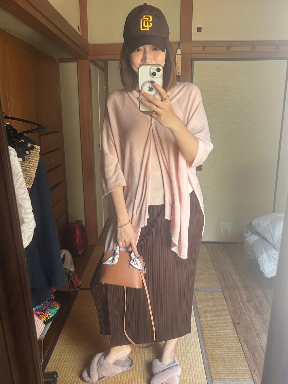 「PLEATS PLEASEのアイテム（スカート、ブラウン系）」を使った、yoyoさん（骨格ナチュラル・レディース・168cm）の夏コーディネートの1枚目の写真