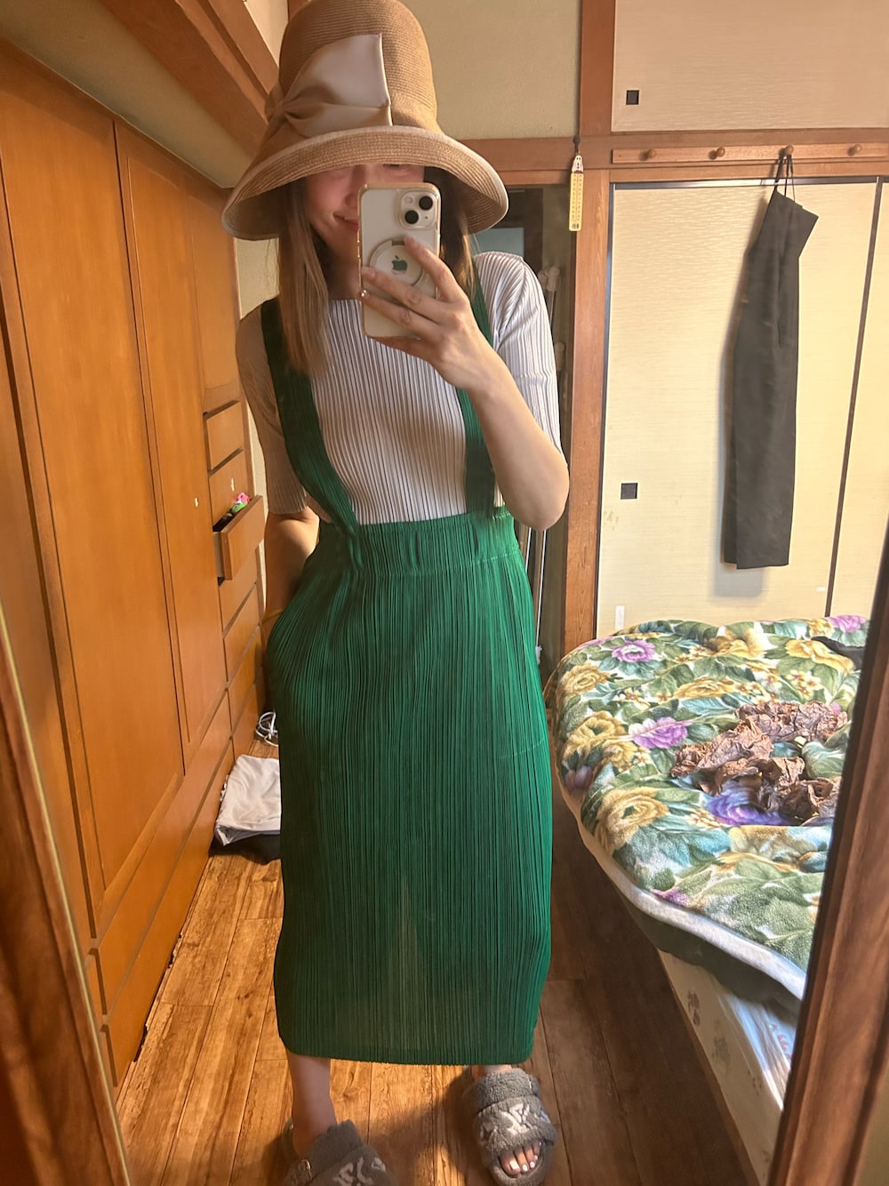 「PLEATS PLEASEのアイテム（シャツ/ブラウス、シルバー系）」を使った、yoyoさん（レディース・168cm）の春コーディネートの1枚目の写真