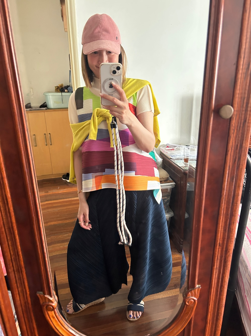 「PLEATS PLEASEのアイテム（パンツ、ブルー系）」を使った、yoyoさん（レディース・168cm）の春コーディネートの1枚目の写真