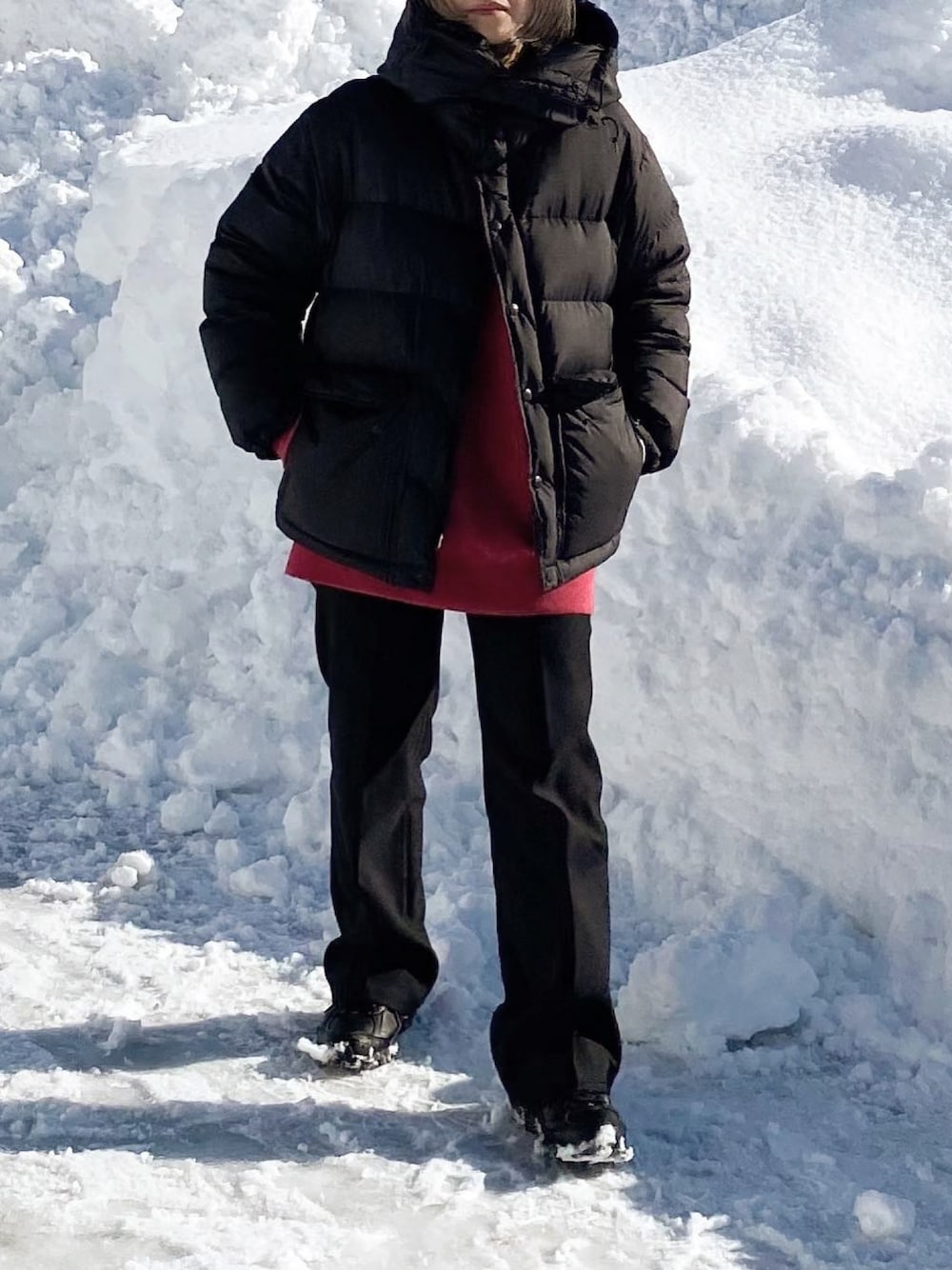 ブラック系のダウンジャケット/コート、ブラック系のパンツ、ブラック系のスニーカーを着用したレディースの冬コーディネートの1枚目の写真