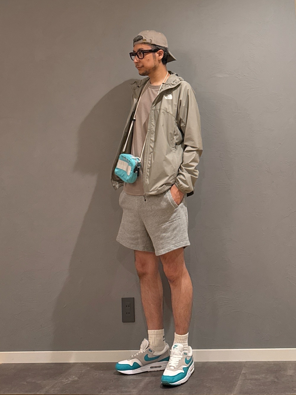 「メガネ男子、レイヤードスタイル、スポーツミックス、淡色コーデ、キャップ、ハーフパンツ、スニーカー、夏コーデ、お出かけコーデ、フェススタイル、アウトドアスタイル、パーカー、スウェットパンツ、ショルダーバッグ」｜「THE NORTH FACEのザ・ノースフェイス / スワローテイルフーディ NPW22202 （レディース）（ナイロンジャケット、グレー系）」を使った、BT4.0さん（メンズ・172cm）の夏コーディネートの1枚目の写真