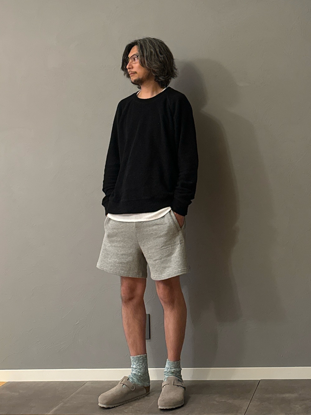 「レイヤードスタイル、休日スタイル、夏コーデ、ハーフパンツ、サンダル、メガネ男子、お出かけコーデ、スウェットパンツ、スウェット、海コーデ、靴下 × サンダル」｜「WTWのアイテム（トップス、ブラック系）」を使った、BT4.0さん（メンズ・172cm）の夏コーディネートの1枚目の写真