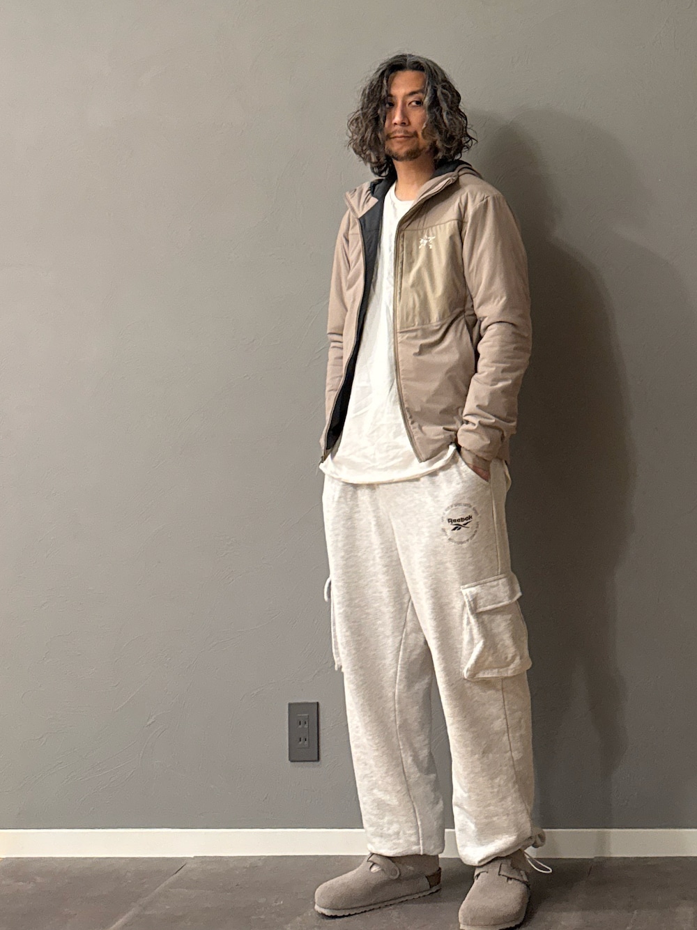 「淡色コーデ、カーゴパンツ、スウェットパンツ、スウェット、ホワイトコーデ、冬コーデ、休日スタイル、ワイドパンツ、レイヤードスタイル、マウンテンパーカー、シェルパーカー、アウトドアスタイル、秋コーデ、大人カジュアル」｜「ARC'TERYXのARC'TERYX プロトン フーディ¥38,500（マウンテンパーカー、ベージュ系）」を使った、BT4.0さん（メンズ・172cm）の冬コーディネートの1枚目の写真