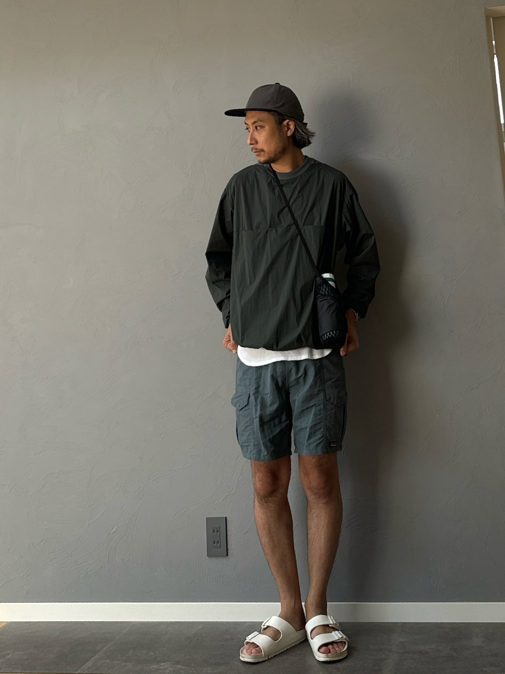 「アウトドアスタイル、アツいコーデ全部見せ、キャンプ、海、ストリート、サンダル、休日スタイル、夏コーデ、レイヤードスタイル、レイヤード、キャップ、バルーントップス、ショートパンツ、短パン、ハーフパンツ」｜「Caledoorのアイテム（その他トップス、グレー系）」を使った、BT4.0さん（メンズ・172cm）の夏コーディネートの1枚目の写真