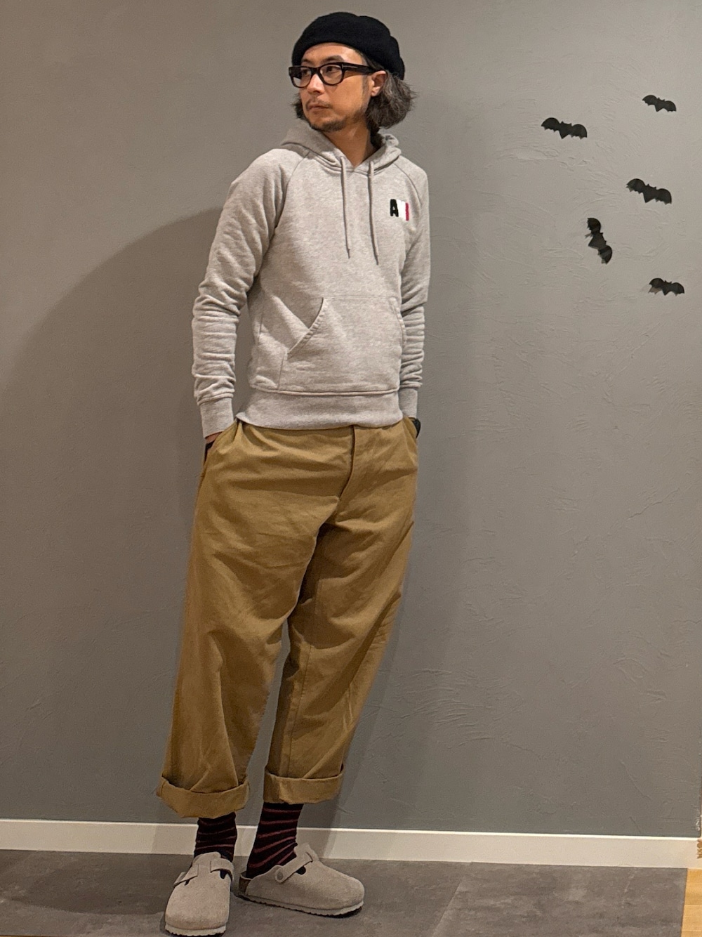 「スウェット、パーカー、淡色コーデ、ブラウン、サボ、ワイドパンツ、メガネ男子、ベレー帽、秋コーデ、きれいめカジュアル、ボーダー、靴下 × サンダル、ソックス、ロールアップ、秋」｜「AMI Alexandre Mattiussiのami alexandre mattiussi (アミ アレクサンドル マテュッシ) / スエットパーカー（パーカー、グレー系）」を使った、BT4.0さん（メンズ・172cm）の秋コーディネートの1枚目の写真