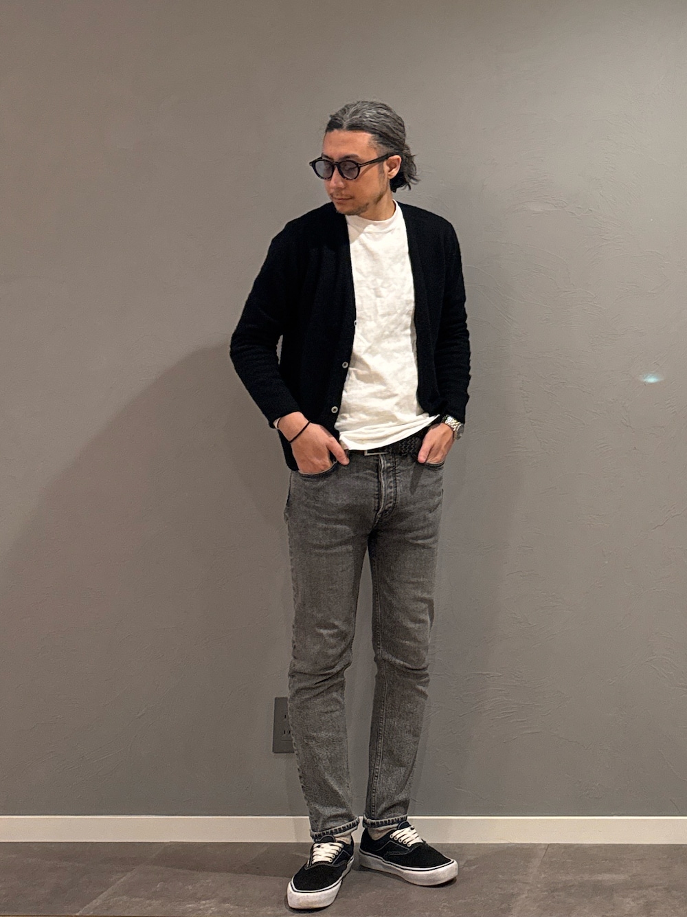 「真冬のあったかスタイル、デニム、デニムパンツ、カーディガン、レイヤードスタイル、パーカー、サングラス、スニーカー、モノトーン、モノトーンコーデ、大人カジュアル、シンプル、ブラック、ブラックコーデ」｜「無印良品の紳士　洗いざらし太番手クルーネック長袖Ｔシャツ（Tシャツ/カットソー、ホワイト系）」を使った、BT4.0さん（メンズ・172cm）の冬コーディネートの1枚目の写真