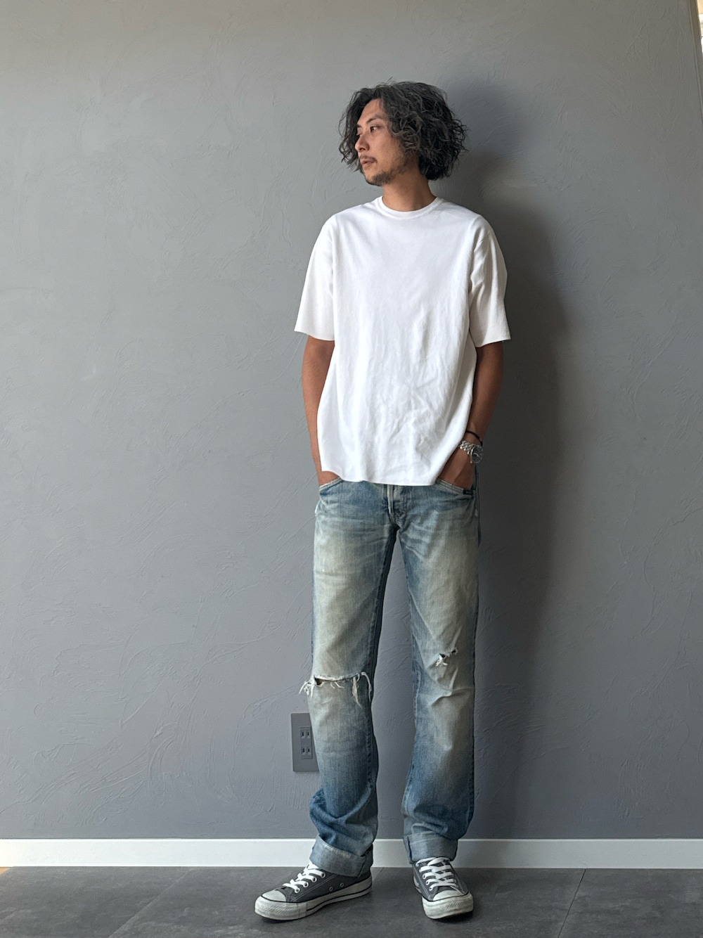 「白Tシャツ、休日スタイル、夏コーデ、スニーカー、シンプルコーデ、シンプル、ロールアップ、ダメージデニムパンツ、ニット、海外セレブ風、アウトドアスタイル、LA、夏休み、アツいコーデ全部見せ」｜「BATONERの【BATONER】スーピマコットンスムースT/32GスムースT/BN-18SM-022（Tシャツ/カットソー、ホワイト系）」を使った、BT4.0さん（メンズ・172cm）の夏コーディネートの1枚目の写真
