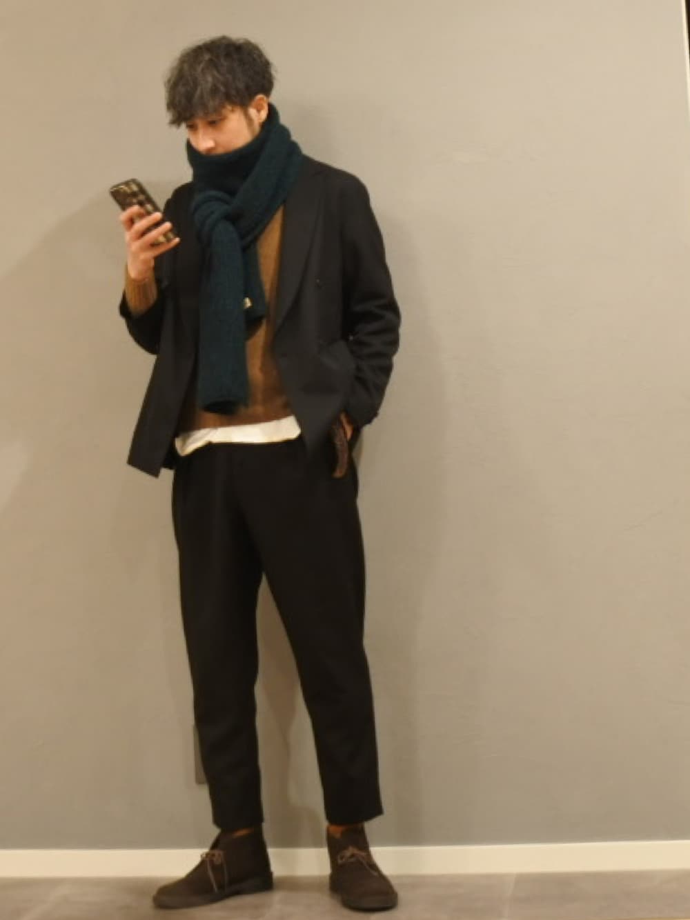 「大人コーデ、シンプル、オフィスカジュアル、きれいめカジュアル、マフラーぐるぐる、ニット、セットアップ、チャッカブーツ、靴下チラ見せ」｜「TOMORROWLAND のウールモヘヤギャバジン 4Bダブルブレストテーラードジャケット（テーラードジャケット、ブラック系）」を使った、BT4.0さん（メンズ・172cm）の春コーディネートの1枚目の写真