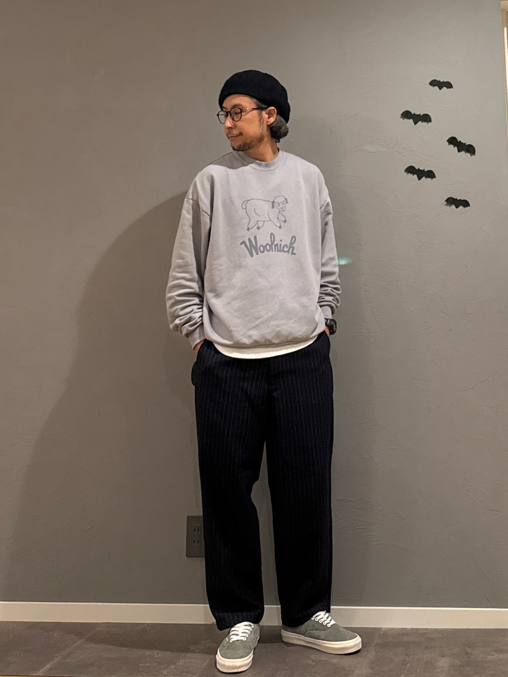 グレー系のスニーカー、ブラウン系のローファー、ブルー系のスウェットを着用したメンズの秋コーディネートの1枚目の写真