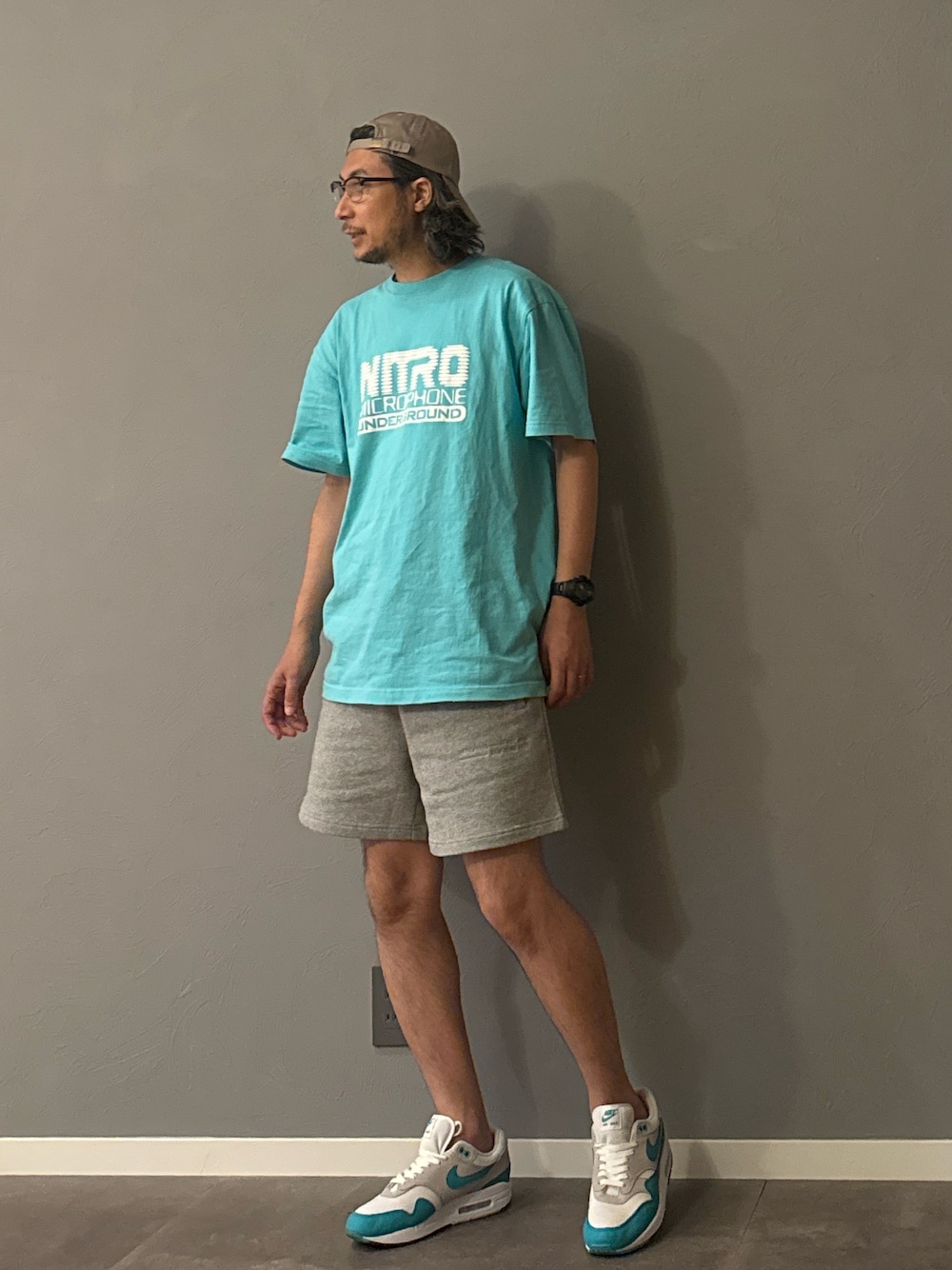 「休日スタイル、スポーツミックス、キャップ、シンプルコーデ、ロゴT、メガネ男子、スウェットパンツ、ハーフパンツ、スニーカー、夏コーデ、ビックシルエット、ビックT、Tシャツ」｜「NITRICHのアイテム（Tシャツ/カットソー、グリーン系）」を使った、BT4.0さん（メンズ・172cm）の春コーディネートの1枚目の写真