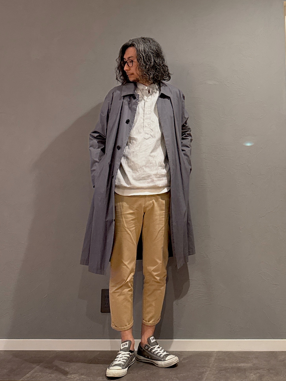 「春コーデ、ストライプシャツ、春物アウター、スプリングコート、チノパン、メガネ男子、ローテクスニーカー、ハイテクスニーカー、春色、きれいめカジュアル、スニーカー、レイヤードスタイル、淡色コーデ、シャツスタイル、お出かけコーデ」｜「BRITISH MADEのアイテム（シャツ/ブラウス、グレー系）」を使った、BT4.0さん（メンズ・172cm）の春コーディネートの1枚目の写真