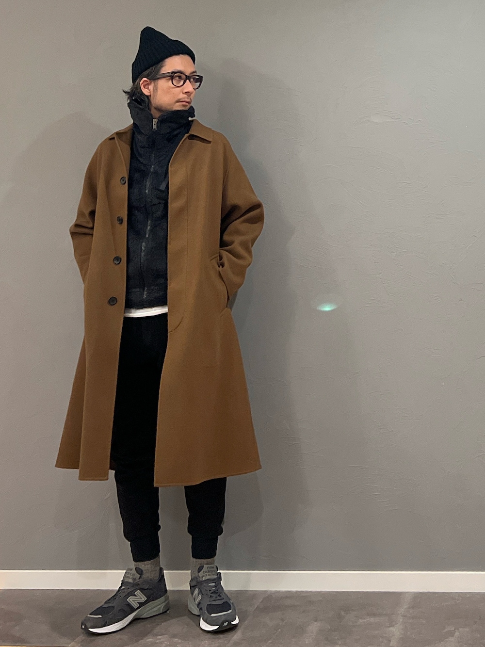 ブラック系のブルゾン、ブラック系のその他パンツ、グレー系のスニーカーを着用したメンズの冬コーディネートの1枚目の写真