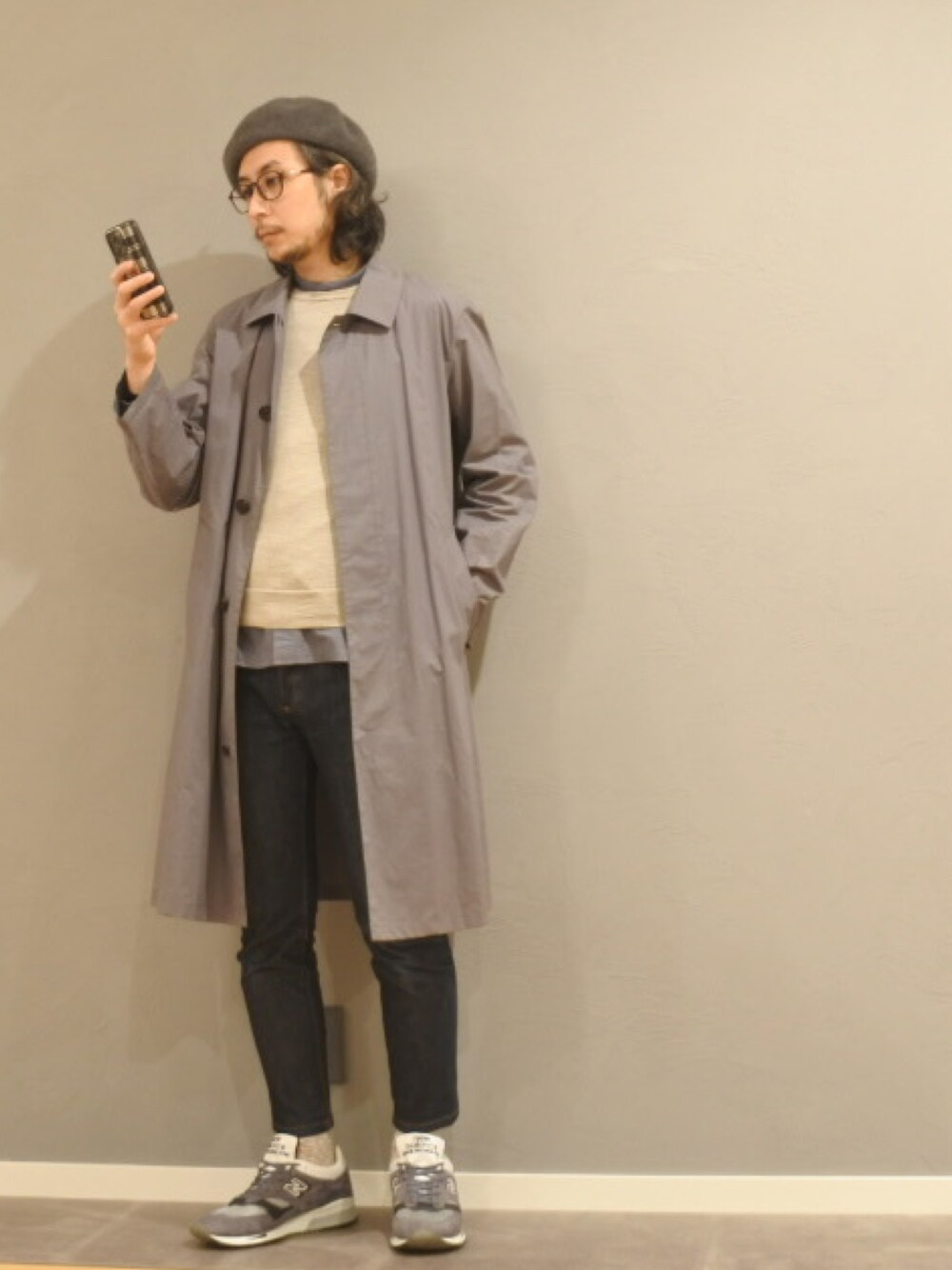 「春色、春アウター、ほめられ本命コーデ、レイヤードスタイル、シンプル、デニム、コンバース、ニツト、ロングコート」｜「無印良品のアイテム（シャツ/ブラウス、ブルー系）」を使った、BT4.0さん（メンズ・172cm）の冬コーディネートの1枚目の写真