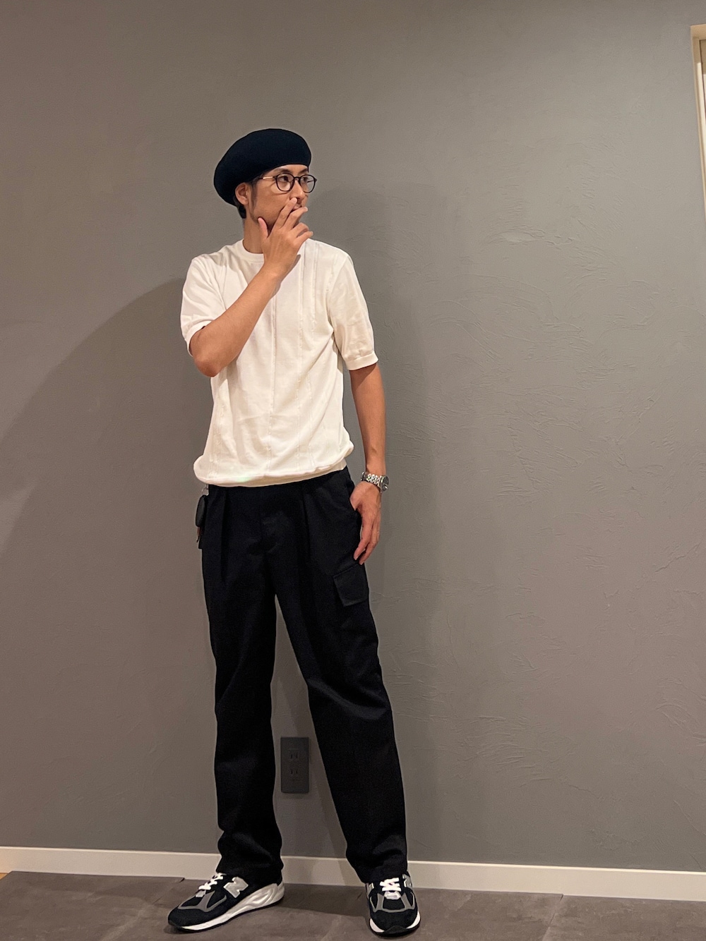 「メガネ男子、みんなの白Tフェス、休日スタイル、オトナカジュアル、ニットTシャツ、ケーブルニット、カーゴパンツ、モノトーンコーデ、ベレー帽、シンプル」｜「TOMORROWLAND のンダムケーブル ニットTシャツ tricot-T（ニット/セーター、ホワイト系）」を使った、BT4.0さん（メンズ・172cm）の夏コーディネートの1枚目の写真
