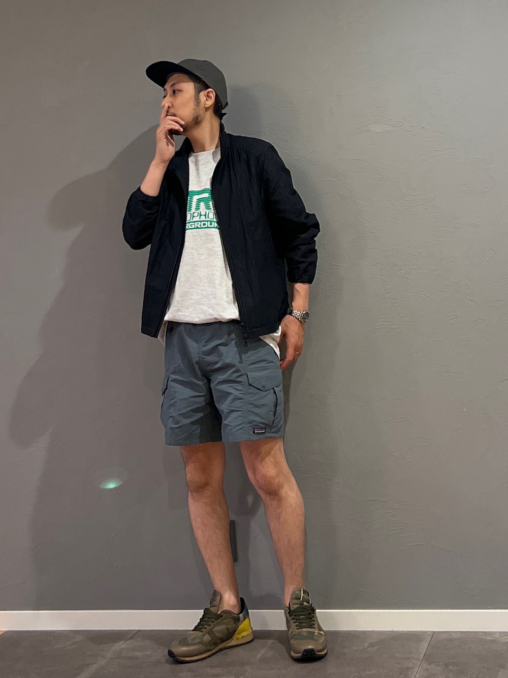 「ストリート、キャップ、カーゴパンツ、水陸両用、レイヤードスタイル、バンドT、ショートパンツ、モノトーン、ＧＷ」｜「NITRICHのアイテム（Tシャツ/カットソー、グレー系）」を使った、BT4.0さん（メンズ・172cm）の春コーディネートの1枚目の写真
