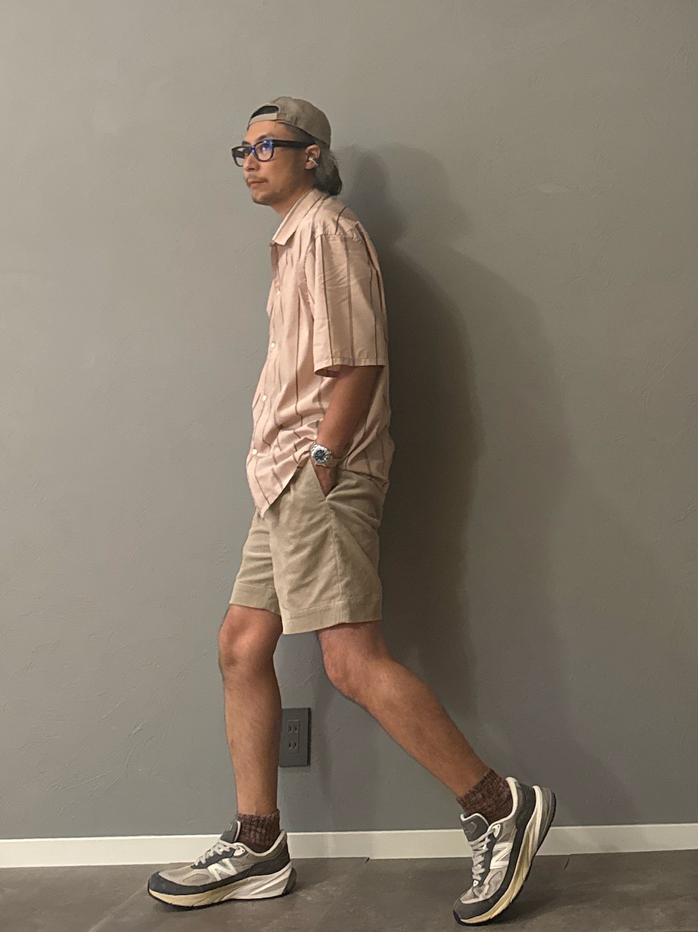 「ピンクシャツ、ストライプシャツ、メガネ男子、キャップ、韓国ファッション、大人カジュアル、スニーカー、キレイめカジュアル、ショートパンツ、ハーフパンツ、半袖シャツ、最近のいい感じコーデ、春夏コーデ、休日スタイル」｜「BEAUTY&YOUTH UNITED ARROWSのワイドピッチ ストライプ オープンカラー フォルム シャツ（シャツ/ブラウス、ピンク系）」を使った、BT4.0さん（メンズ・172cm）の春コーディネートの1枚目の写真