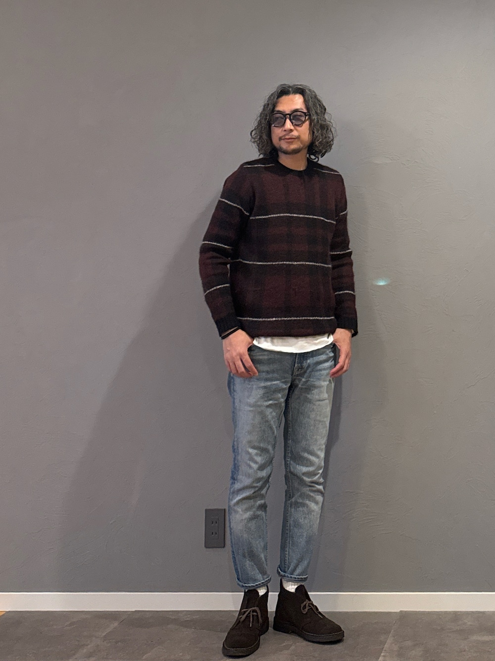 「赤、チエック、ニット、デニム、休日コーデ、冬のコーデ、レイヤードスタイル、ブーツ、大人カジュアル、きれいめカジュアル」｜「EDIFICEのROBERT COLLINA チェックC/N（ニット/セーター、レッド系）」を使った、BT4.0さん（メンズ・172cm）の冬コーディネートの1枚目の写真