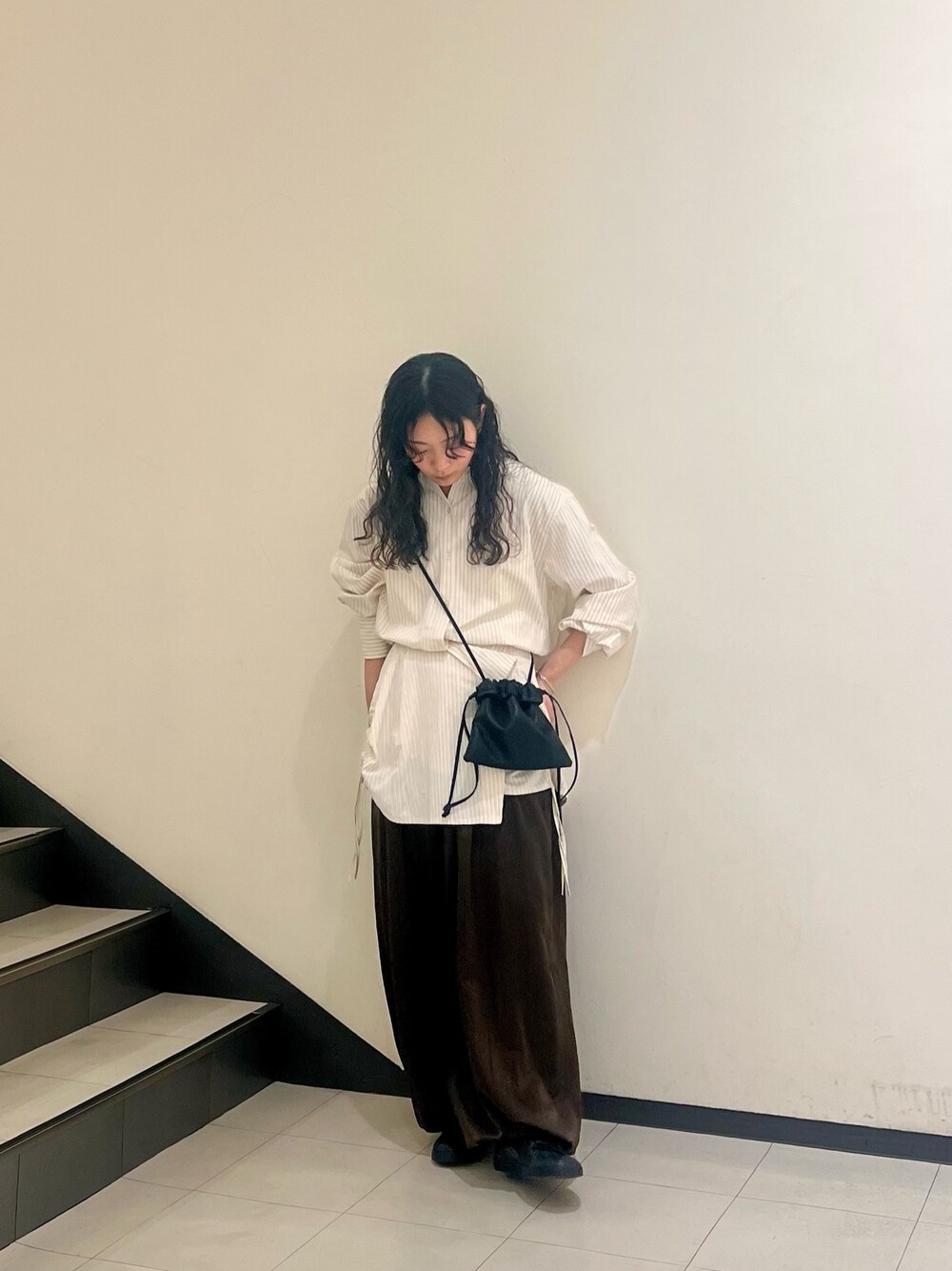 ホワイト系のシャツ/ブラウス、グリーン系のその他パンツ、ブラック系のショルダーバッグを着用したレディースの冬コーディネートの1枚目の写真