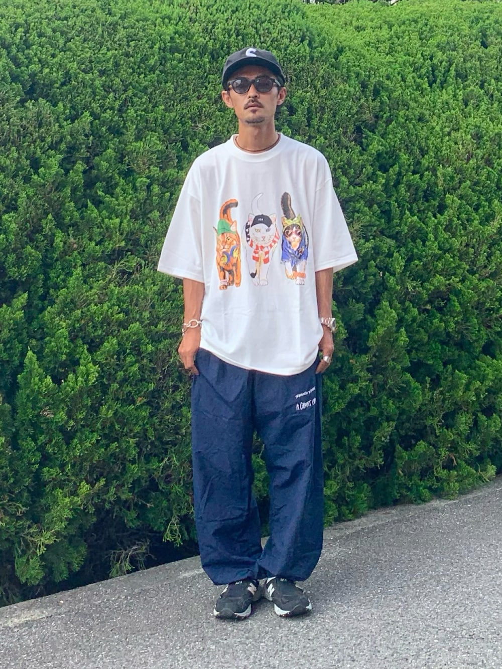 「PR、オーバーサイズ、プリントT、ナイロンパンツ、サンダル、キャップ、夏コーデ、プチプラ、さらっと晴れやかスナップ、休日スタイル、Tシャツコーデ、古着、古着MIX、ストリート」｜「CORISCOのアニマル柄Tシャツ(M1)（Tシャツ/カットソー、ホワイト系）」を使った、takuya.sさん（メンズ・171cm）の夏コーディネートの1枚目の写真