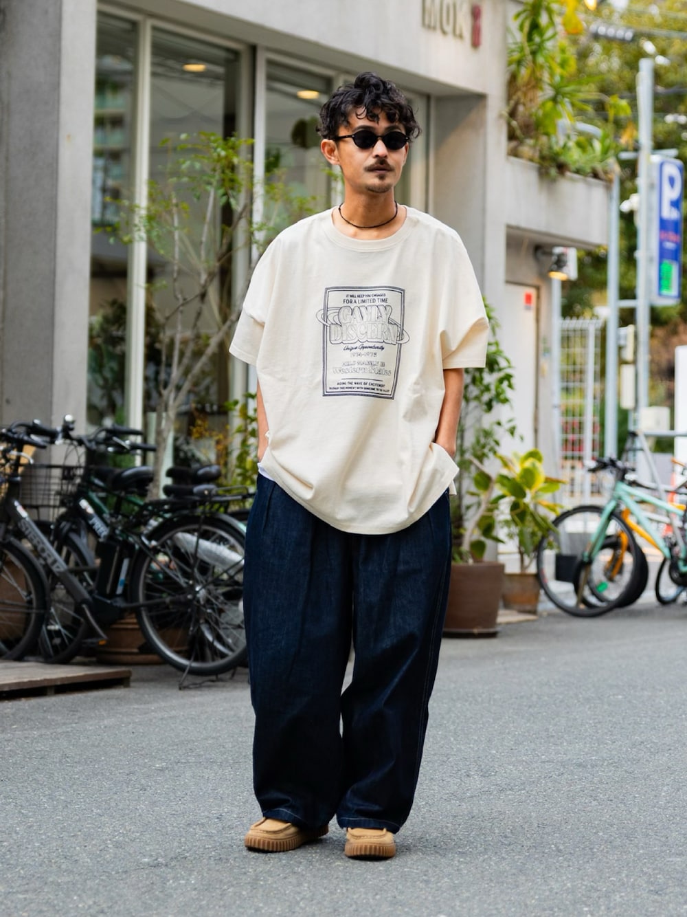 「オーバーサイズ、リラックススタイル、プリントT、デニム、デニムパンツ、サングラス、シンプルコーデ、春夏コーデ、古着、古着MIX、ストリート」｜「Javaの《Javaジャバコラボ》大人の抜け感。オーガニックコットン混　綿100％前後2wayステッチ刺繍半袖Tシャツ（Tシャツ/カットソー、ホワイト系）」を使った、takuya.sさん（メンズ・171cm）の春コーディネートの1枚目の写真