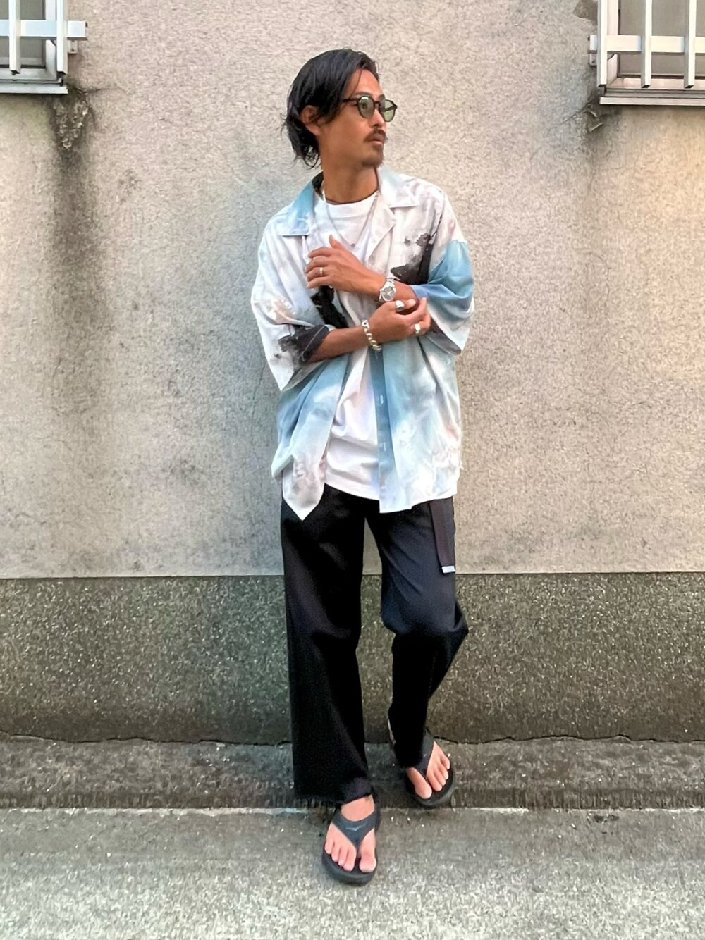 「オーバーサイズ、ビッグシルエット、シャツスタイル、柄シャツ、半袖シャツ、サンダル、サングラス、古着、古着MIX、ストリート」｜「BROTHERHOODの【BROTHERHOOD】キューブ ネックレス<UNISEX>（ネックレス、シルバー系）」を使った、takuya.sさん（メンズ・171cm）の夏コーディネートの1枚目の写真