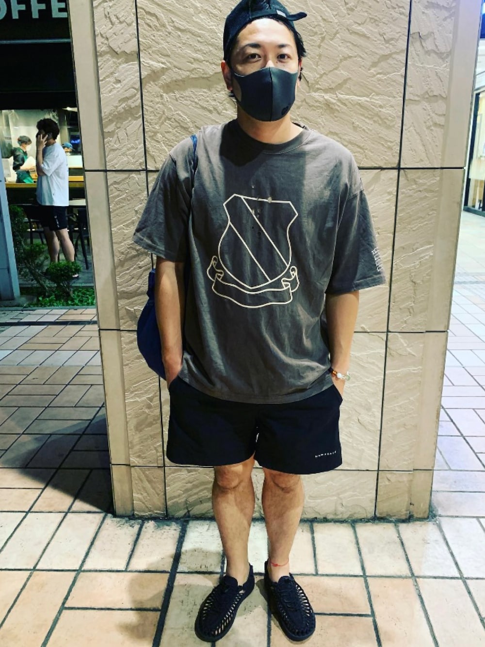 ブラウン系のTシャツ/カットソー、ブラック系のその他パンツ、ブラック系のサンダルを着用したメンズの秋コーディネートの1枚目の写真